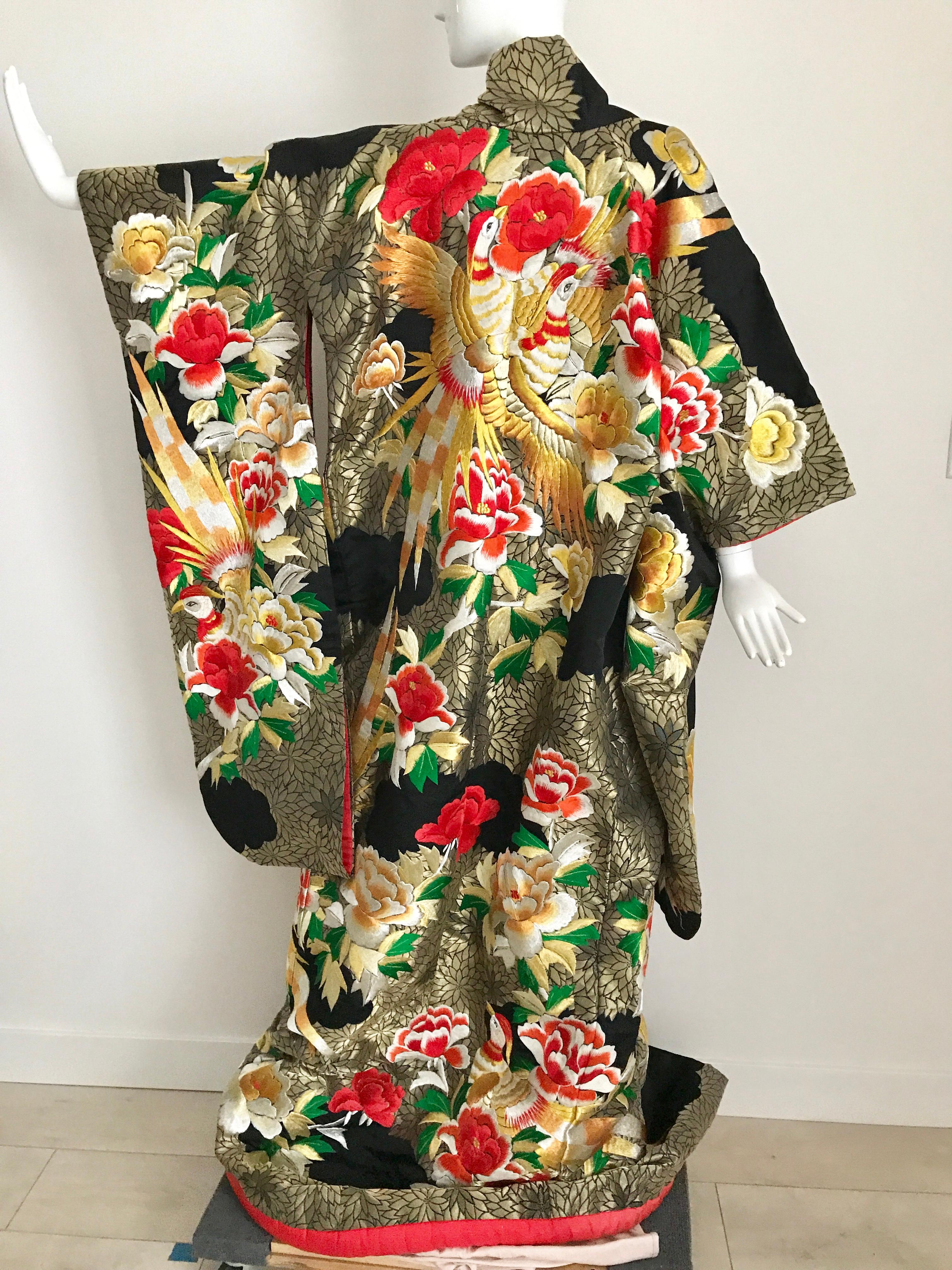 Vintage japanischer zeremonieller Brokat-Kimono mit Blumenstickerei und Phoenix  (Braun) im Angebot