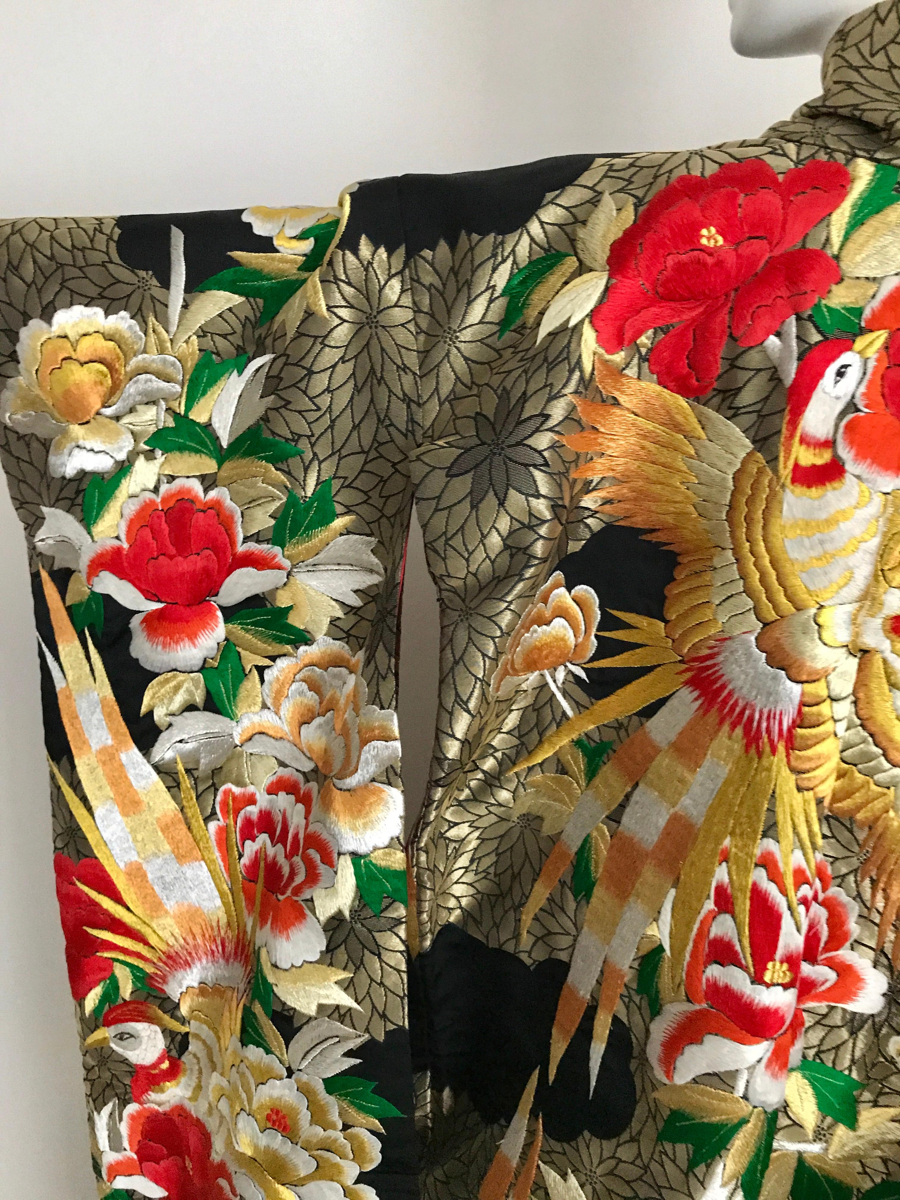 Vintage japanischer zeremonieller Brokat-Kimono mit Blumenstickerei und Phoenix  im Zustand „Gut“ im Angebot in Beverly Hills, CA