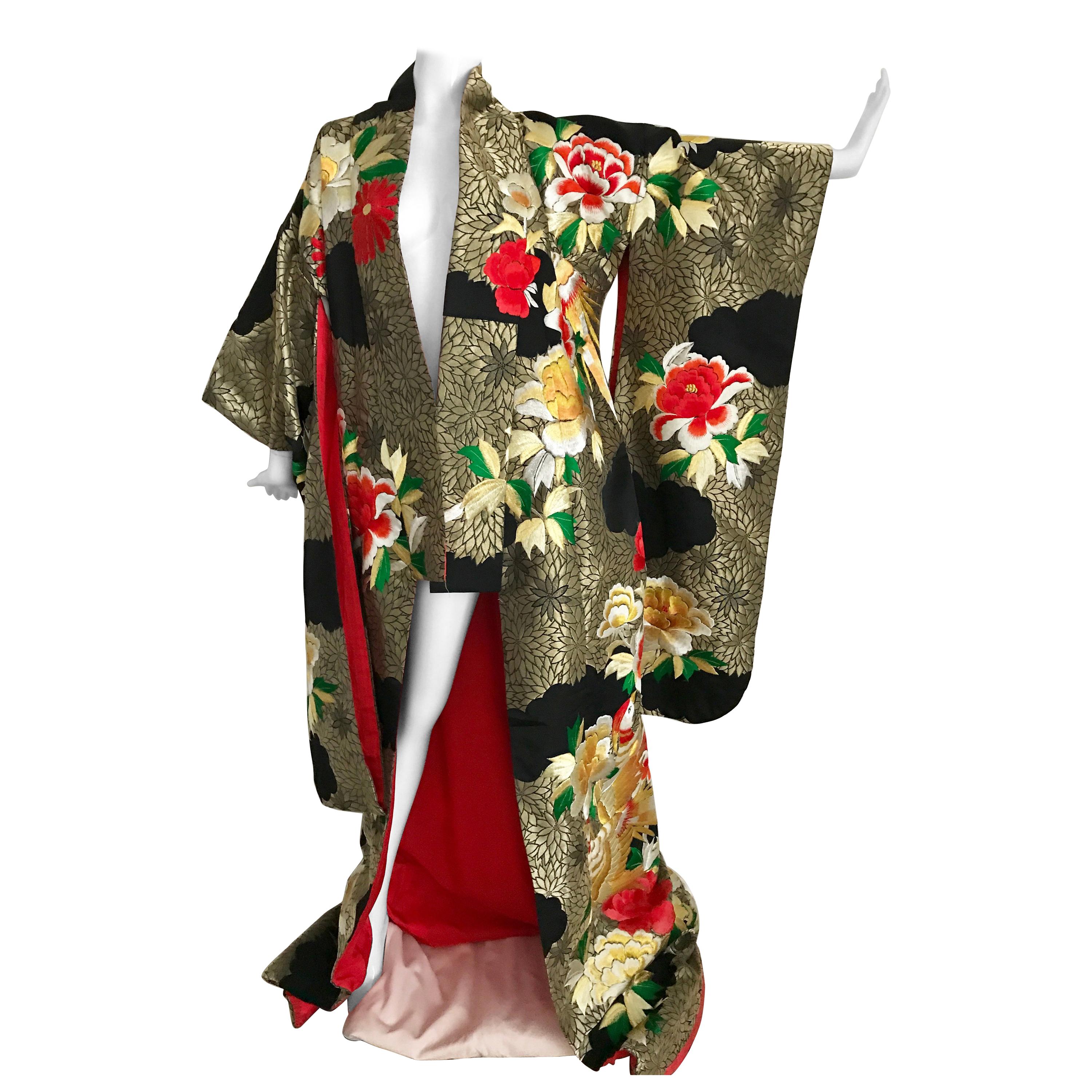 Vintage japanischer zeremonieller Brokat-Kimono mit Blumenstickerei und Phoenix  im Angebot