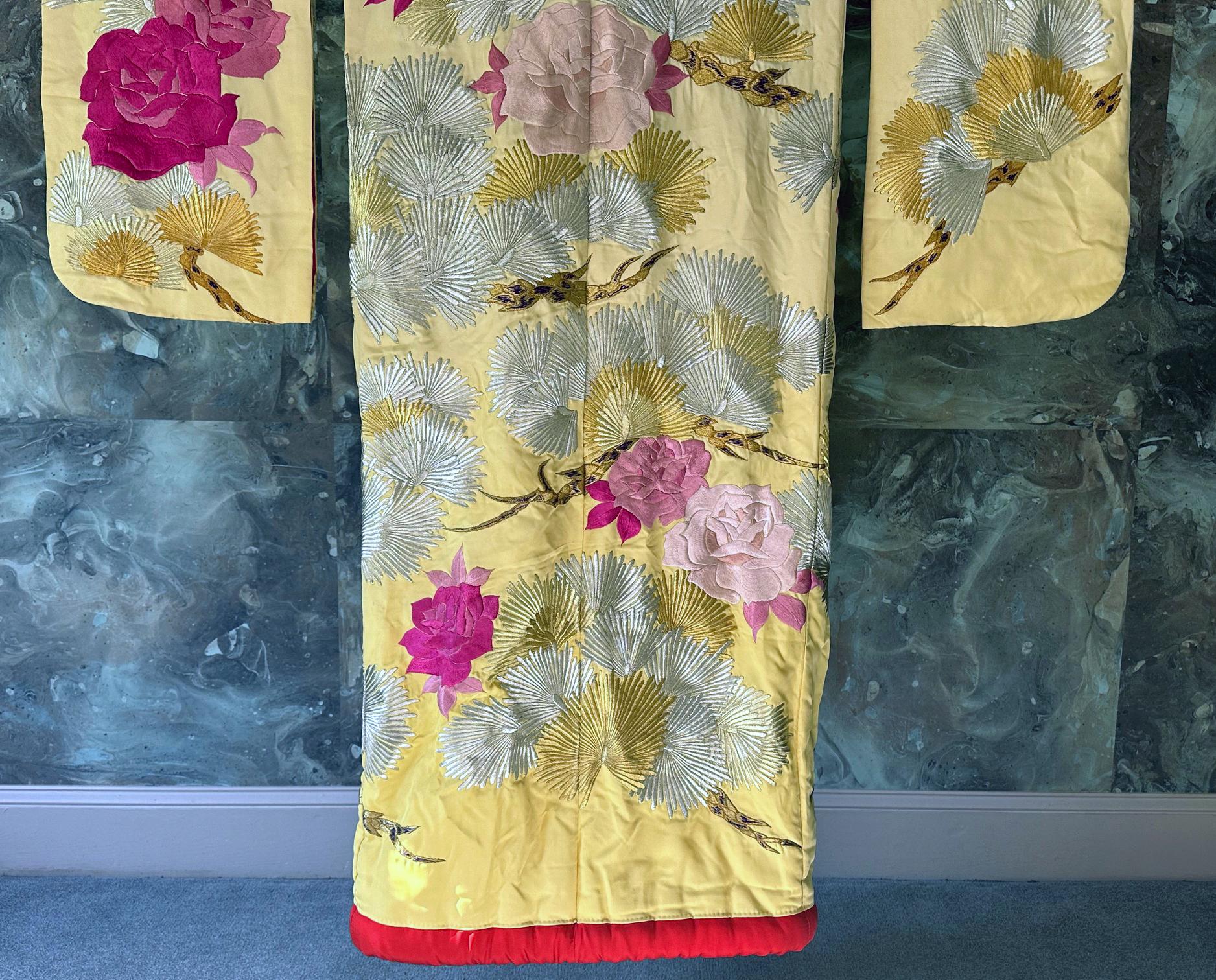 Vintage Japanese Ceremonial Wedding Kimono with Embroidery Designs In Good Condition For Sale In Atlanta, GA