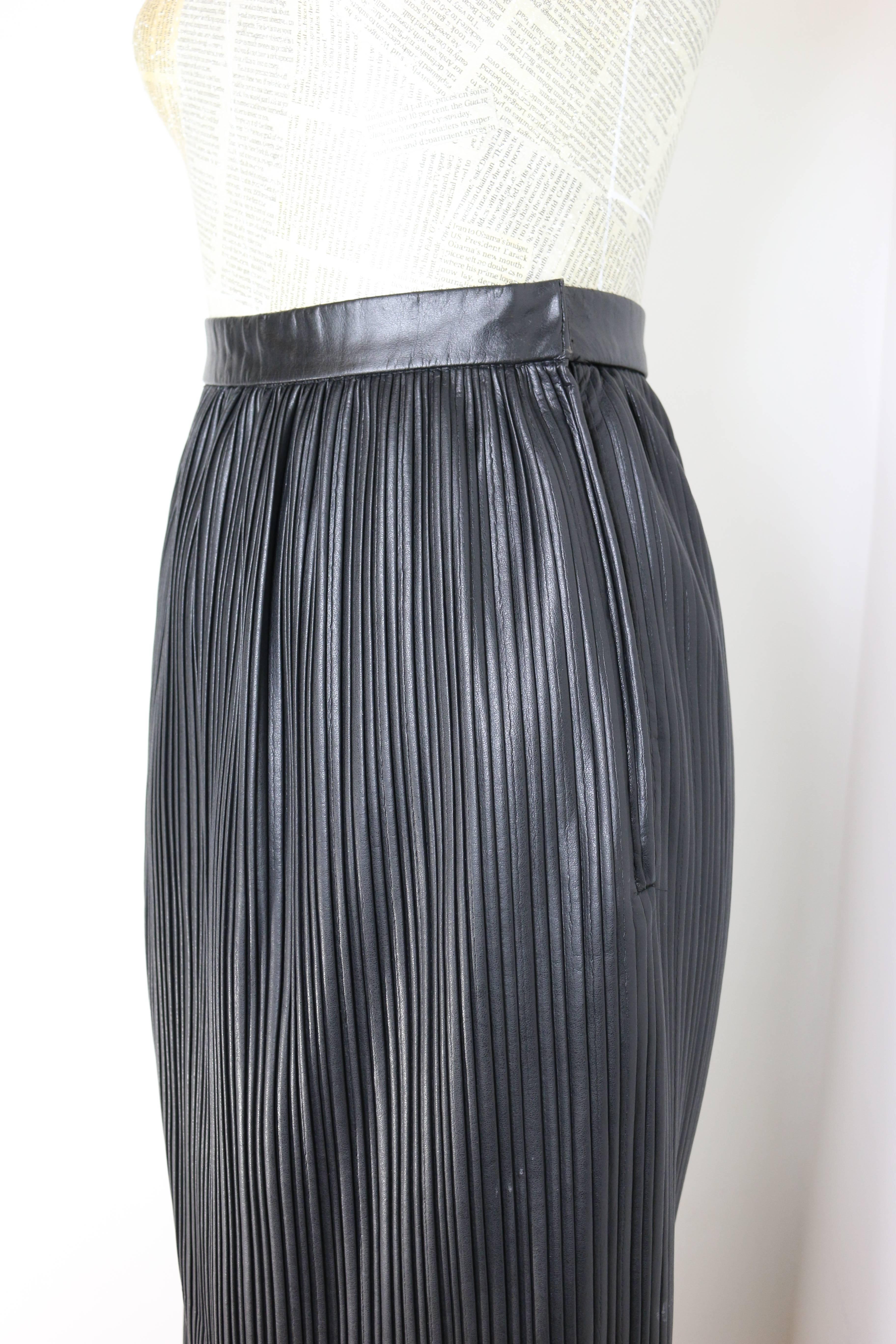 - Vintage 90s Japanese designer Deco Sugai black leather long pleated skirt. This leather pleated skirt is very unique and rare. 

- It goes with anything from a t-shirt to a shirt, a blouse or a jacket!

- Size 9 Japan. 

- Height: 98cm. Waist: