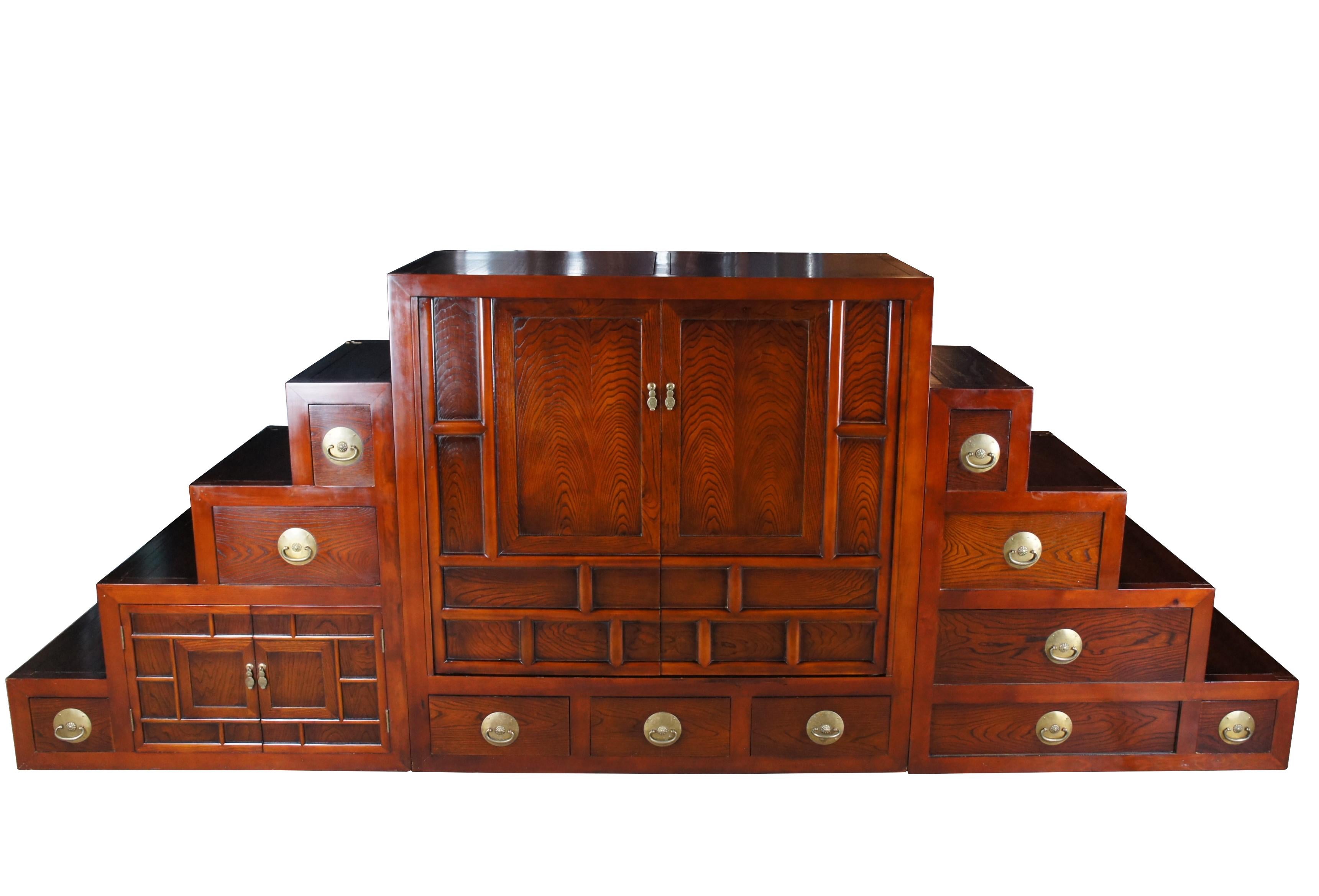 Vintage Tansu Stufenkommode / Fernsehschrank.  Gekauft in Japan und 2008 zurückgeschickt.  Hergestellt aus schöner Ulme mit traditioneller Form A der Treppe.  Der Schrank ist doppelseitig mit Messingbeschlägen.  Mit 11 Außenschubladen (2