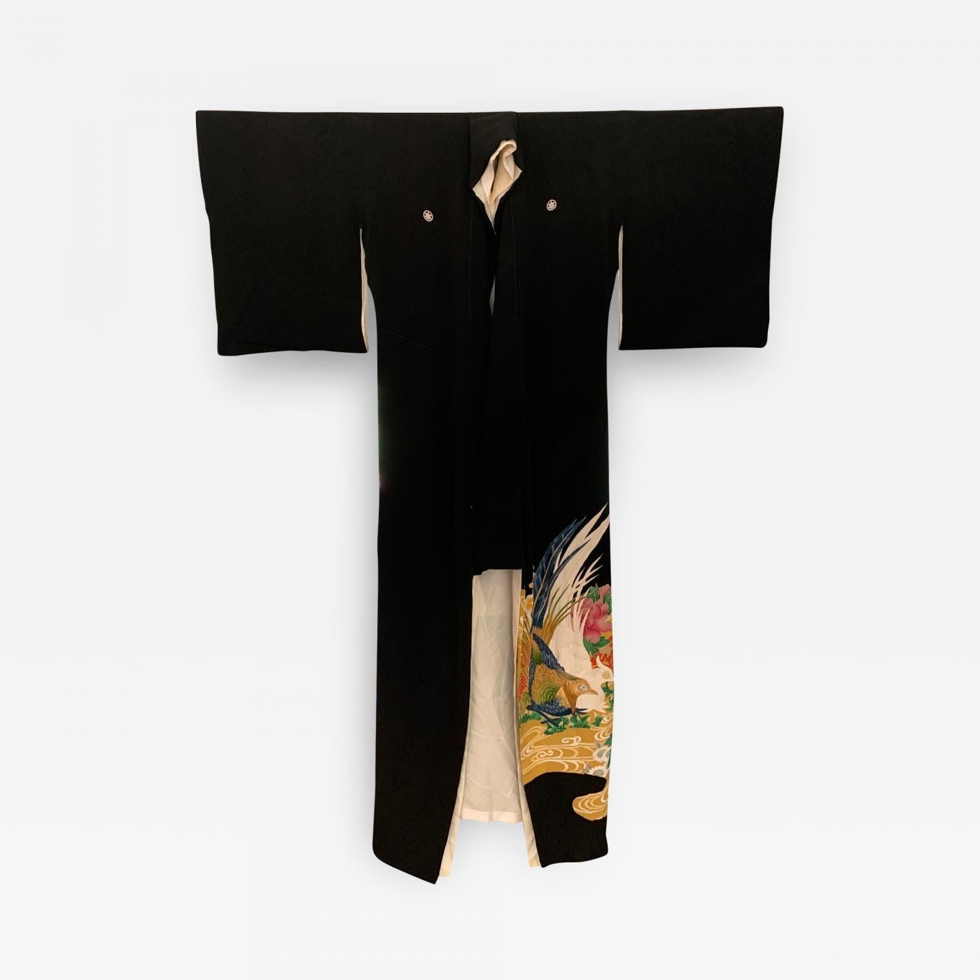 Kimono japonais vintage en soie Kuro Tomesode, circa 1960-1980. Le Kuro Tomesode est une robe destinée aux femmes mariées pour les occasions les plus formelles, l'équivalent des robes de soirée en Occident. Il est globalement noir, décoré uniquement