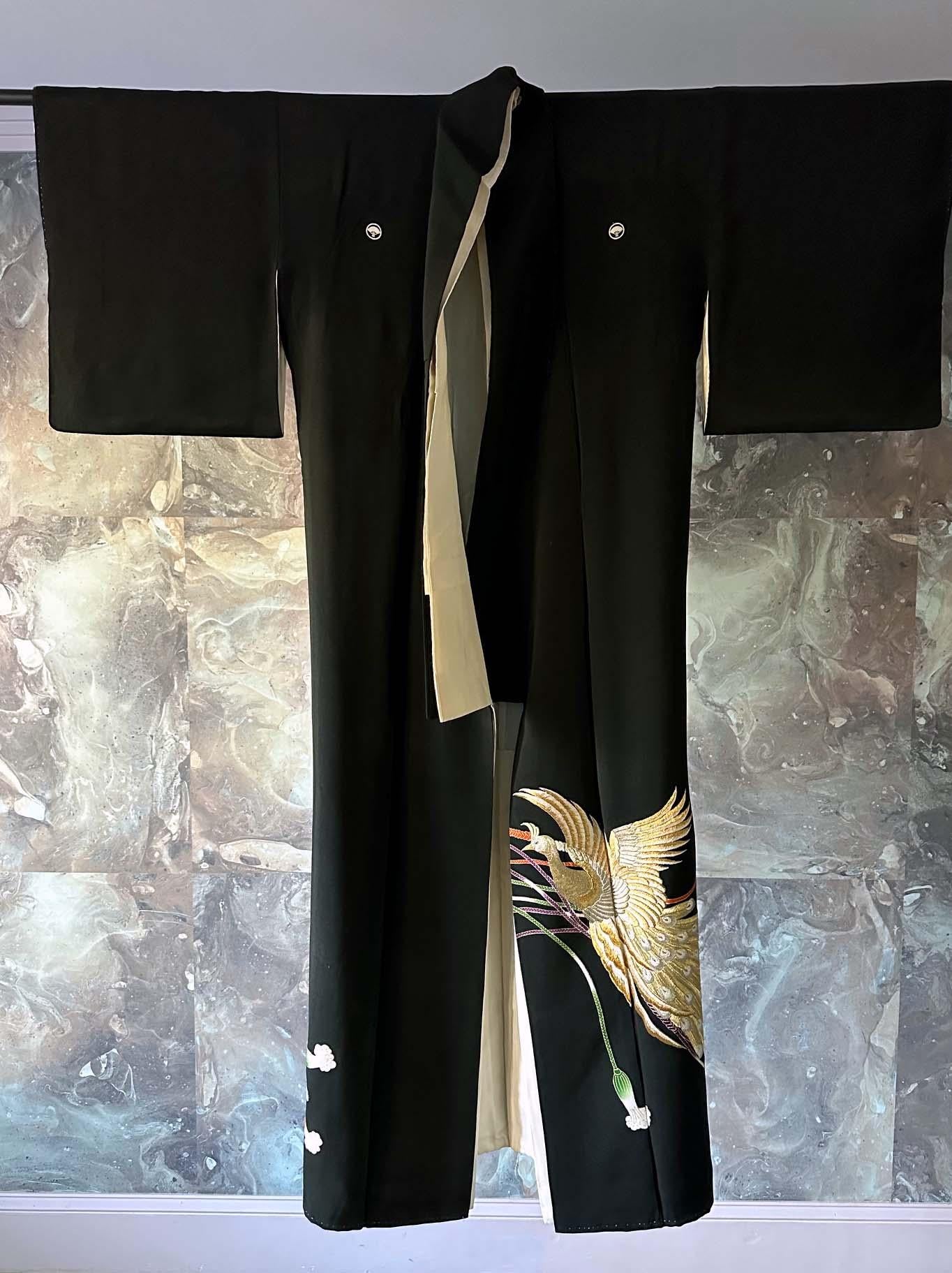 Kimono japonais vintage en soie noire avec broderie de phéonix en vente 12