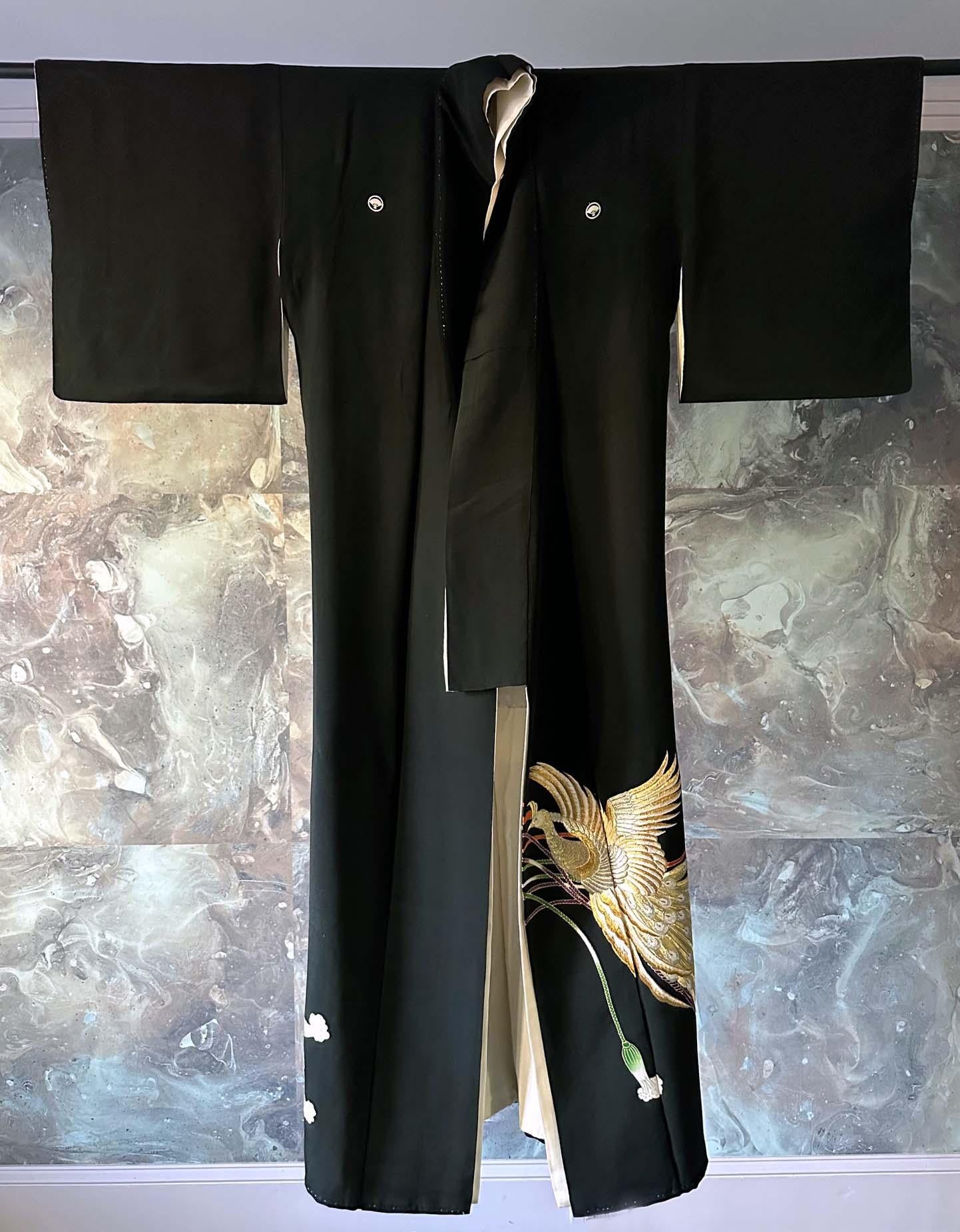 Kimono japonais vintage en soie Kuro Tomesode, circa 1950-1980. Le Kuro Tomesode est une robe destinée aux femmes mariées pour les occasions les plus formelles, l'équivalent des robes de soirée en Occident. Il est globalement noir, décoré uniquement