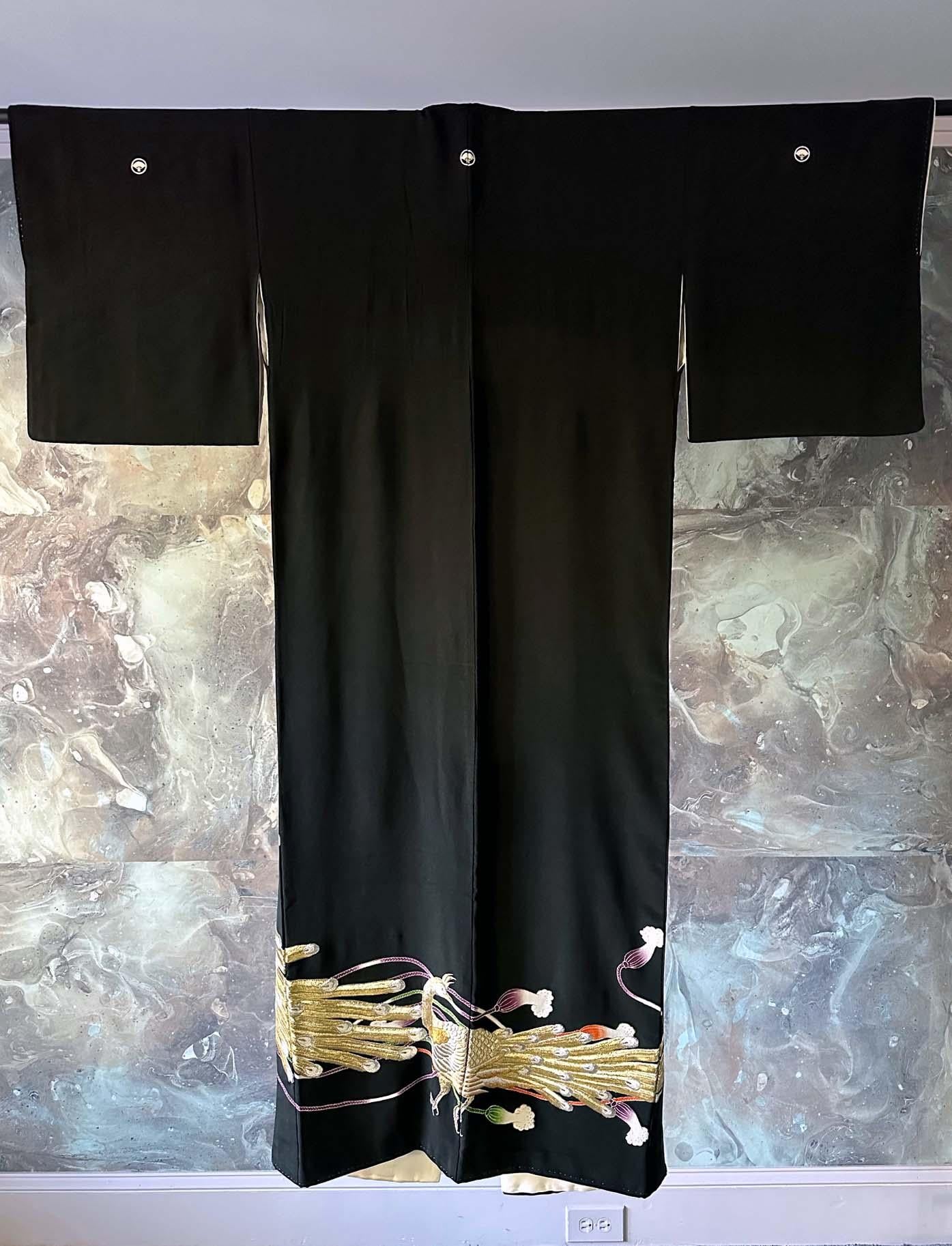 Japanischer formeller schwarzer Seidenkimono im Vintage-Stil mit Pheonix-Stickerei (Showa) im Angebot
