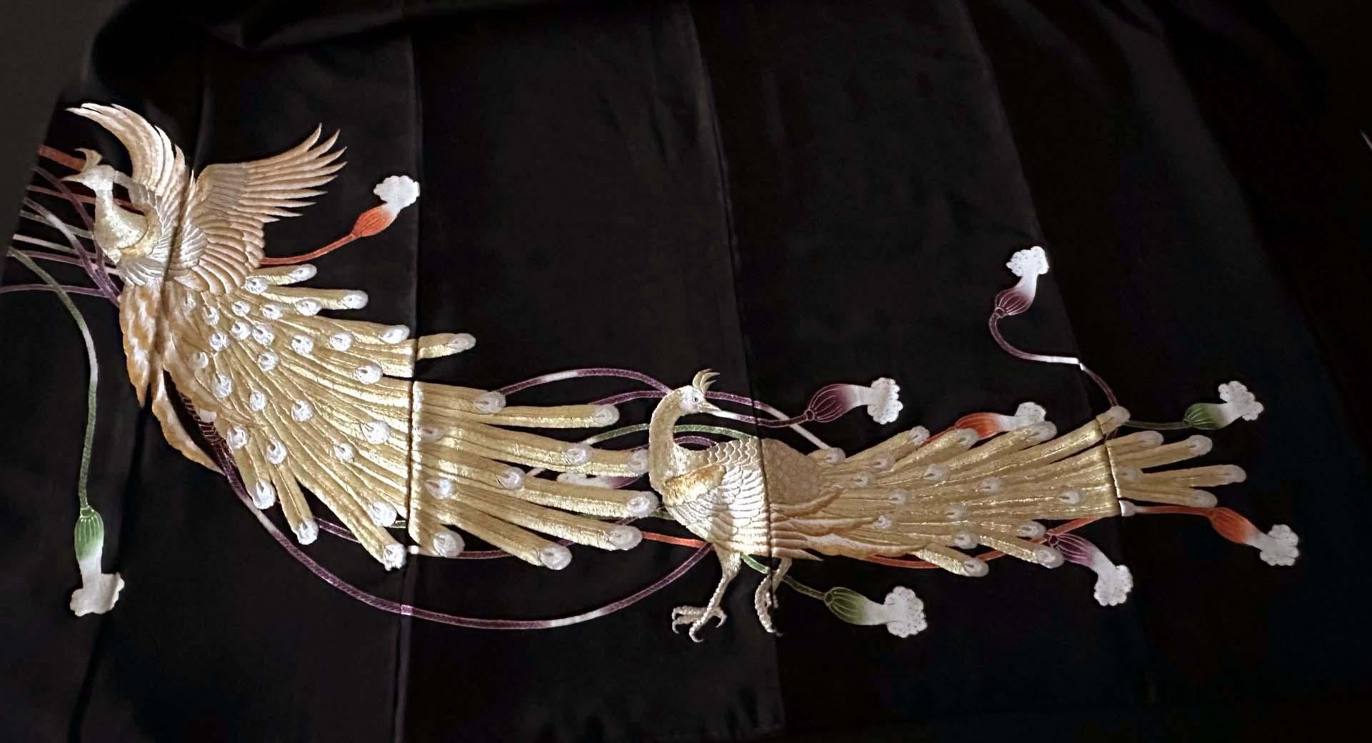 Kimono japonais vintage en soie noire avec broderie de phéonix en vente 1