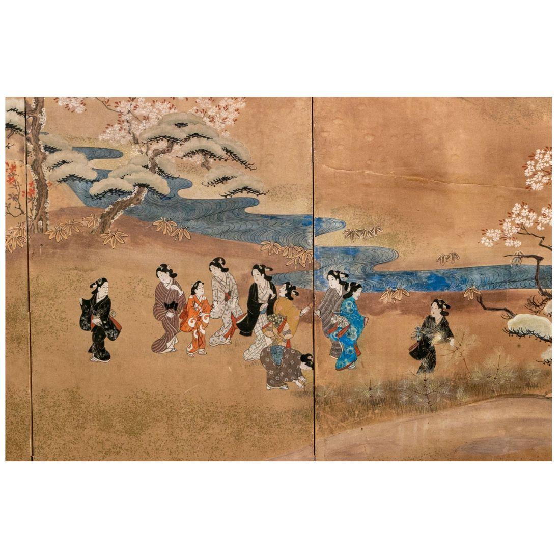 Paravent byobu japonais à quatre panneaux, peint à la main, représentant une élégante scène de paysage avec des personnages au milieu de montagnes, d'une rivière et d'arbres. Réalisée avec un pinceau délicat et des tons doux et naturels, la