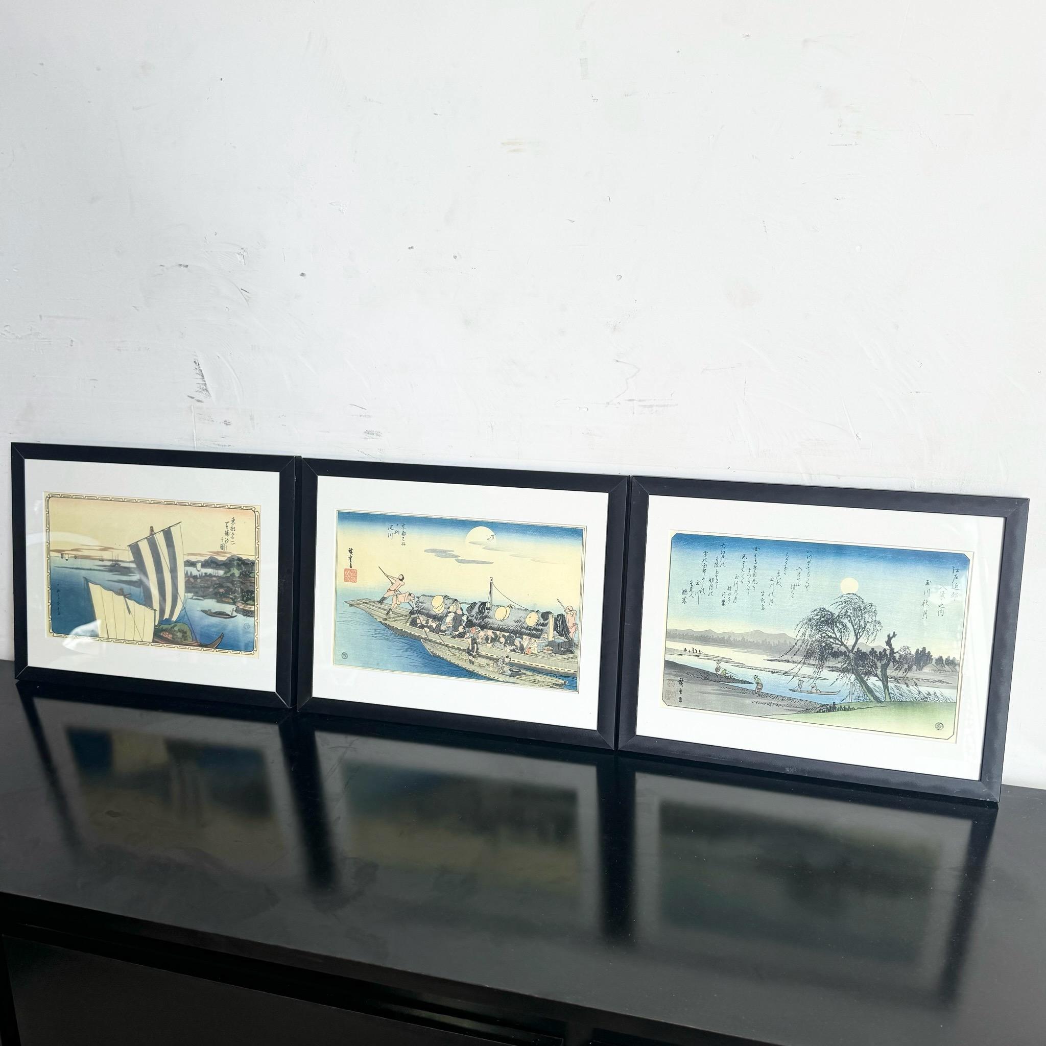 Adorna le tue pareti con questo splendido set di tre stampe giapponesi vintage incorniciate, con opere di Hiroshige (1797-1858). Queste stampe, splendidamente dettagliate, catturano la bellezza senza tempo dei paesaggi tradizionali giapponesi,