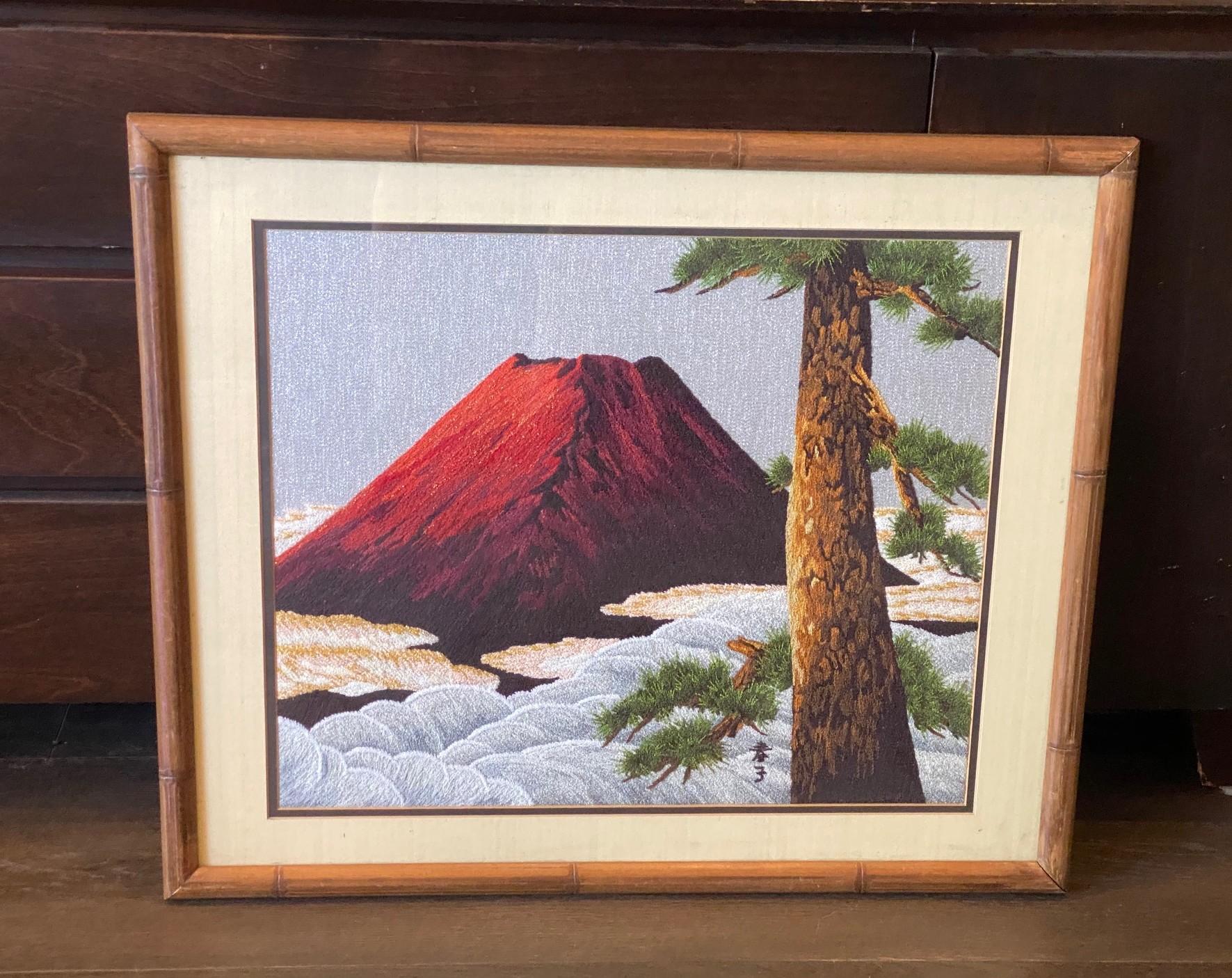 Eine wunderschöne, handgestickte japanische Seidenstickerei/Tapisserie mit einem leuchtend roten Berg Fuji (im Licht der frühen Morgendämmerung oder der späteren Abenddämmerung), der sich über den wogenden, ozeanähnlichen Wolken erhebt, erinnert