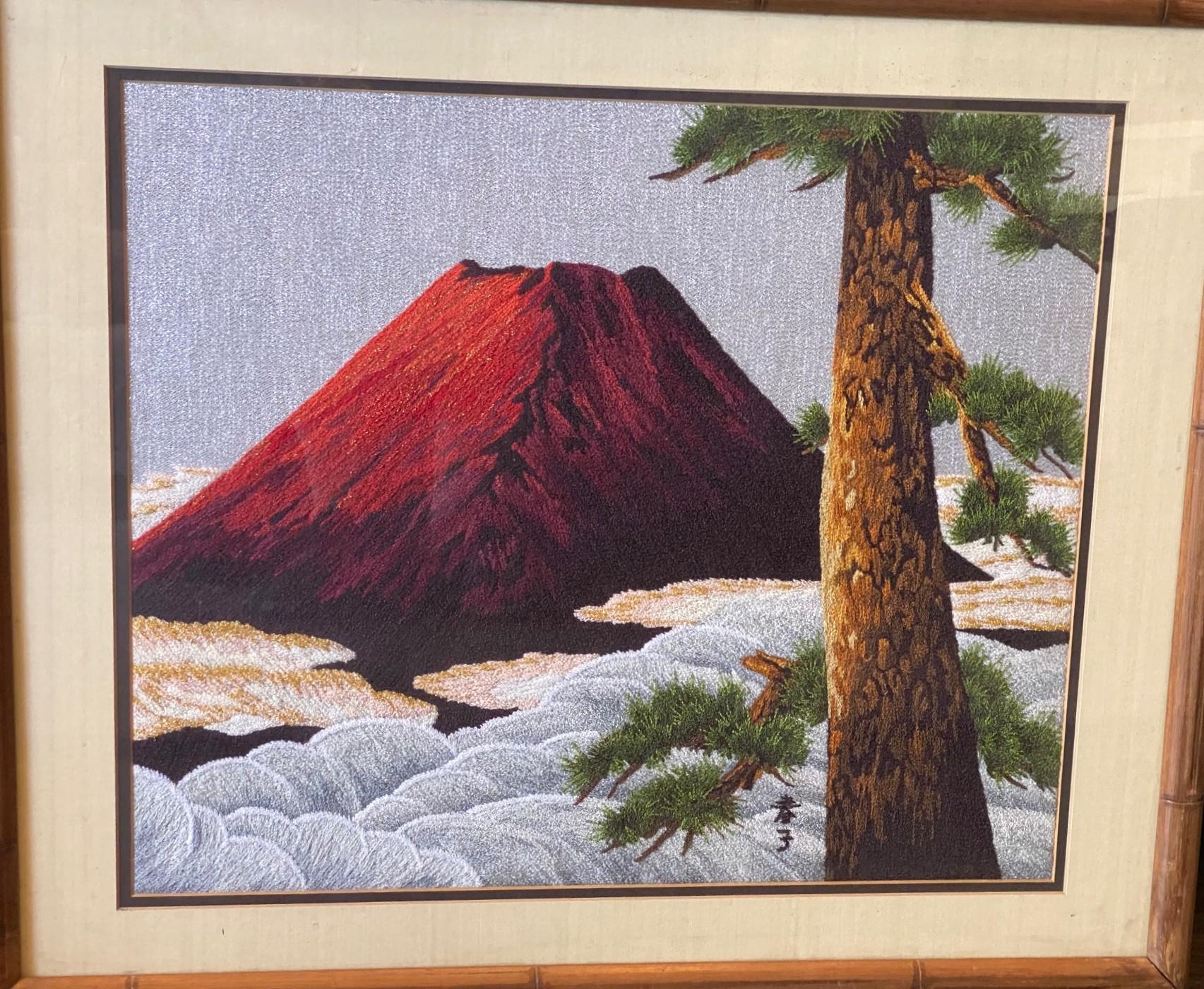 Japanischer gerahmter Vintage-Wandteppich aus Seidenstickerei mit roter Mount Fuji in der Morgendämmerung (Showa) im Angebot