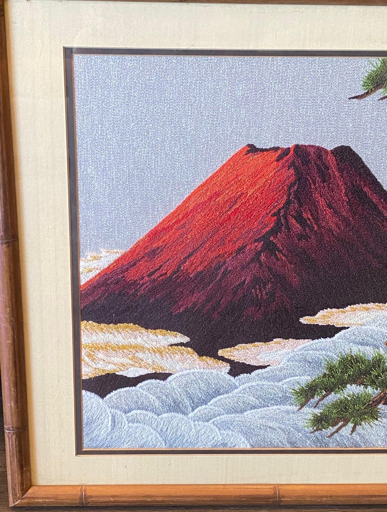 Japanischer gerahmter Vintage-Wandteppich aus Seidenstickerei mit roter Mount Fuji in der Morgendämmerung (Handgefertigt) im Angebot