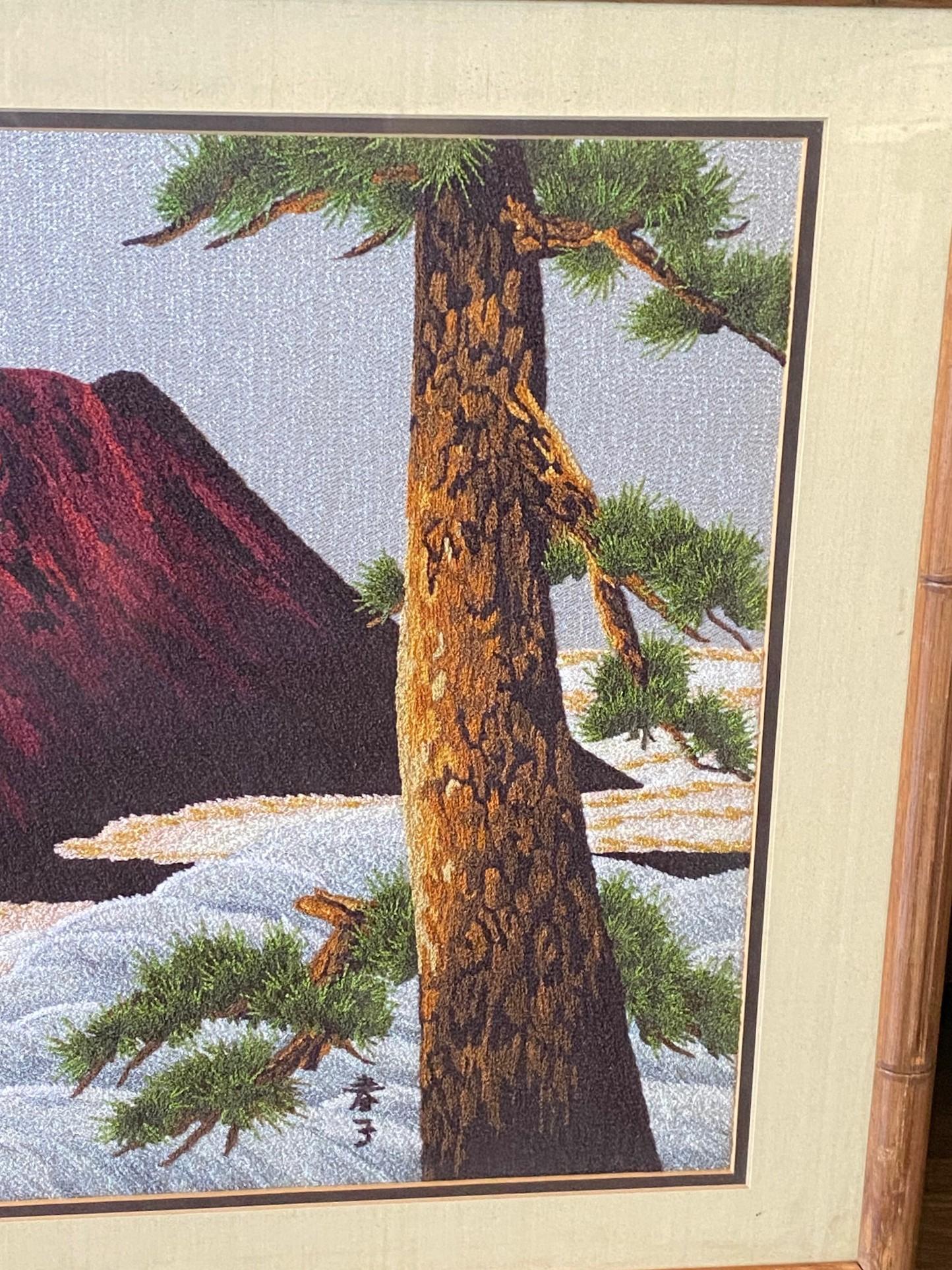Japanischer gerahmter Vintage-Wandteppich aus Seidenstickerei mit roter Mount Fuji in der Morgendämmerung im Zustand „Gut“ im Angebot in Studio City, CA