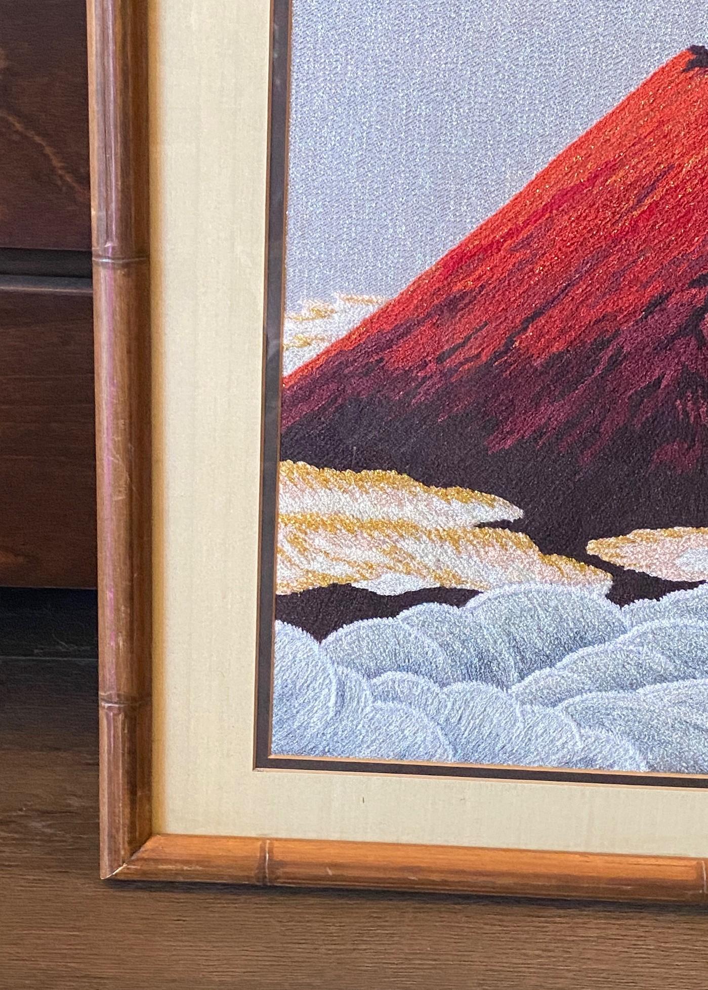 Japanischer gerahmter Vintage-Wandteppich aus Seidenstickerei mit roter Mount Fuji in der Morgendämmerung im Angebot 2