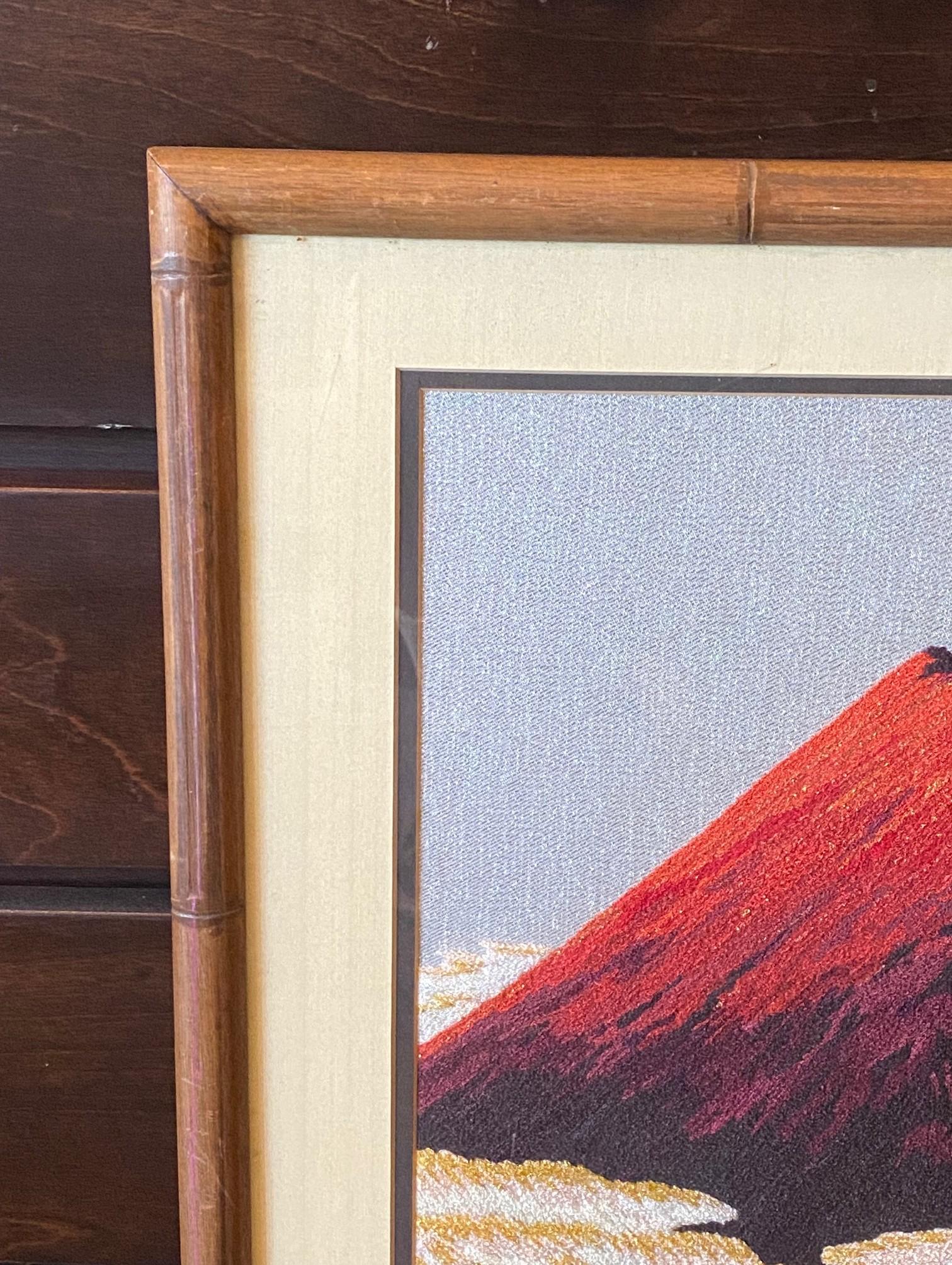 Japanischer gerahmter Vintage-Wandteppich aus Seidenstickerei mit roter Mount Fuji in der Morgendämmerung im Angebot 3