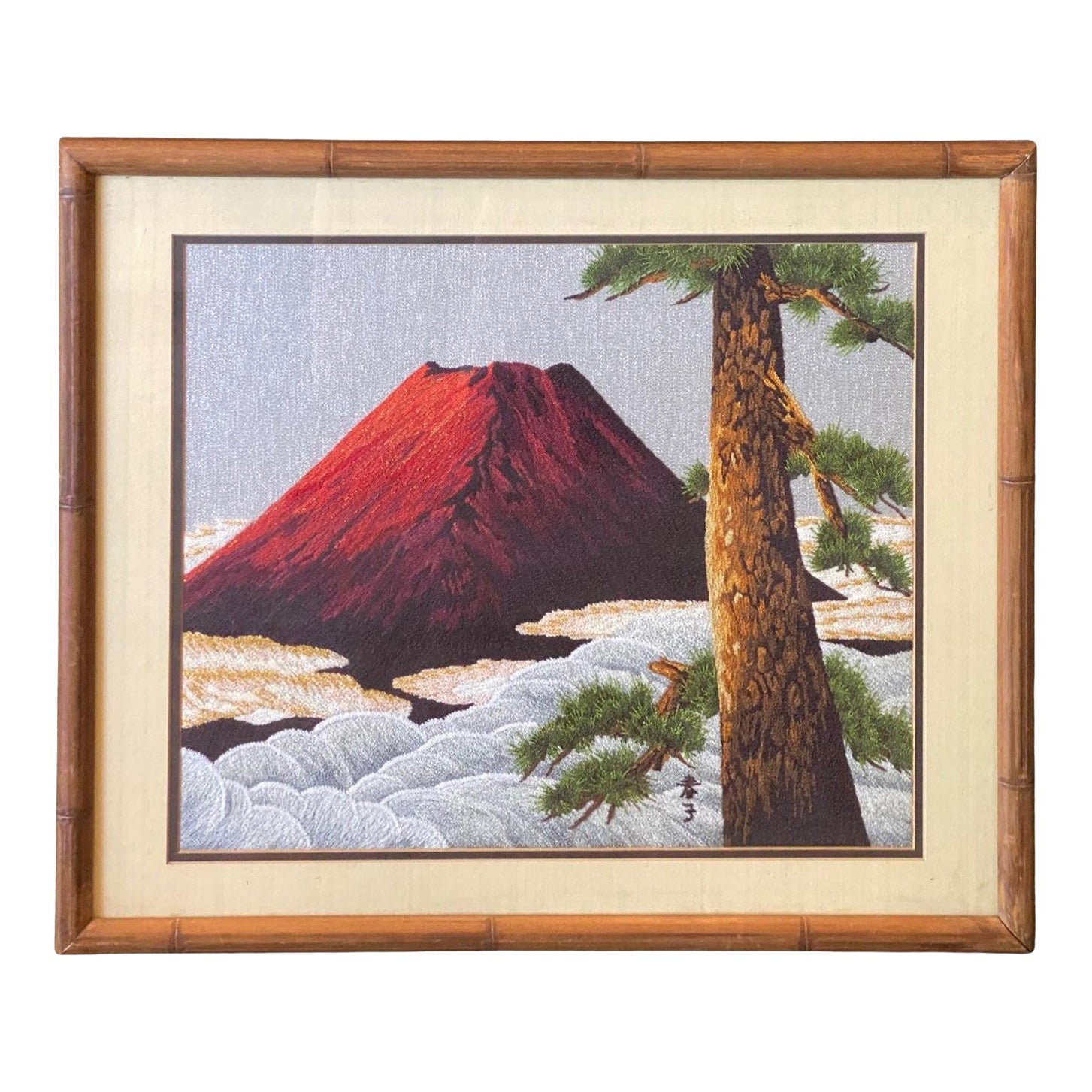 Arazzo giapponese d
epoca incorniciato con ricamo in seta del Monte Fuji rosso all
alba e al tramonto in vendita