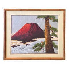 Japanischer gerahmter Vintage-Wandteppich aus Seidenstickerei mit roter Mount Fuji in der Morgendämmerung