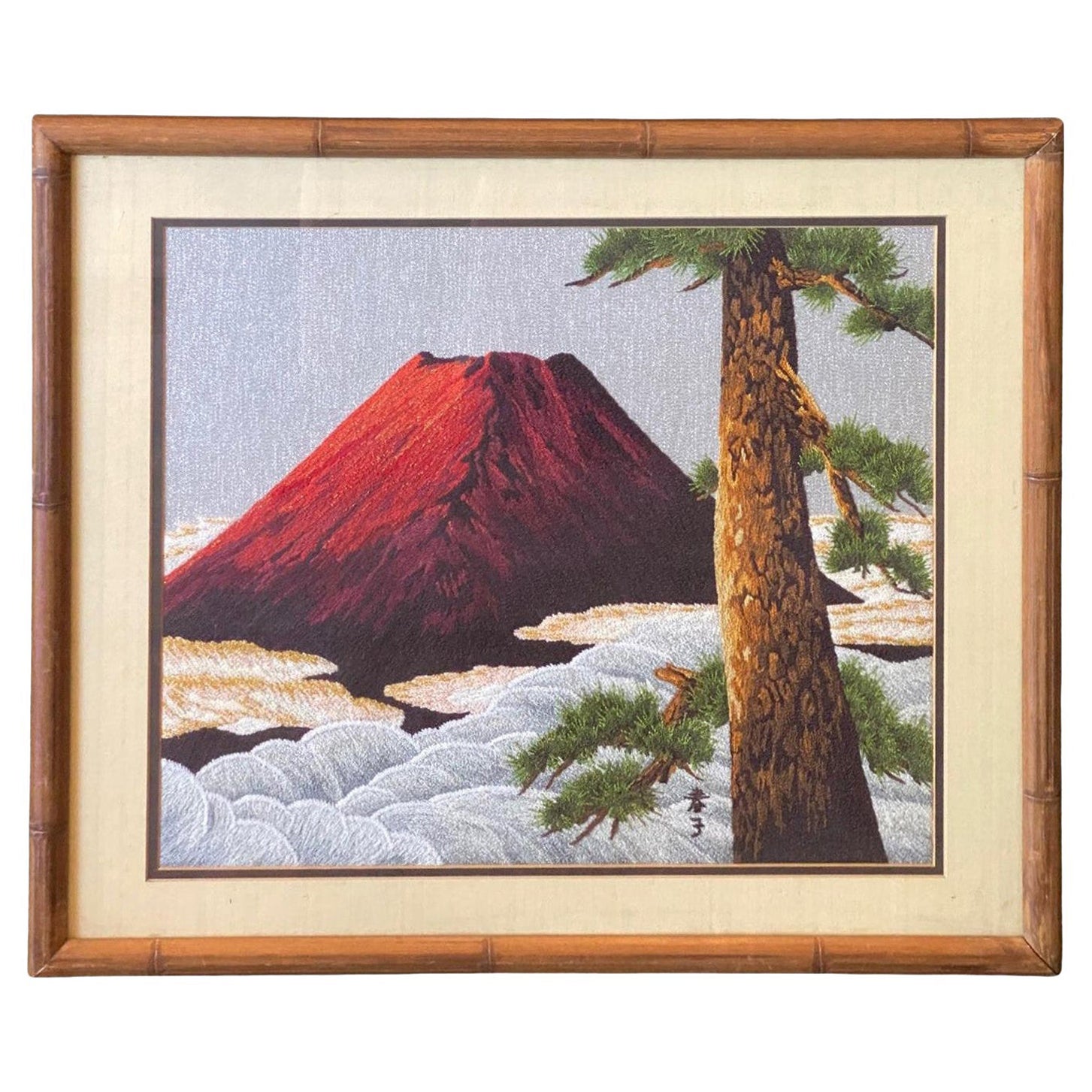 Japanischer gerahmter Vintage-Wandteppich aus Seidenstickerei mit roter Mount Fuji in der Morgendämmerung