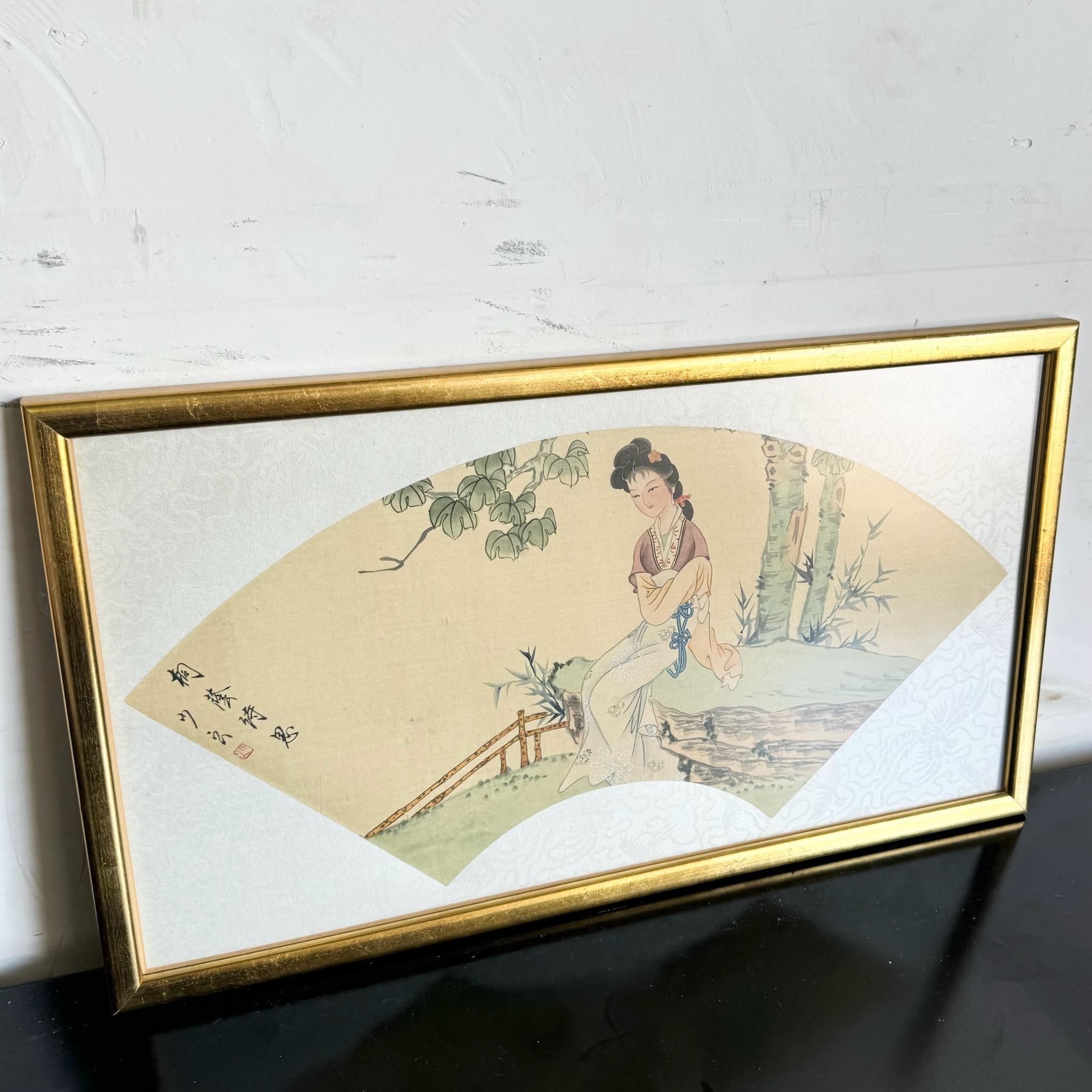 Adorna tus paredes con este exquisito cuadro japonés vintage enmarcado en acuarela sobre seda de una Geisha. Esta obra de arte bellamente detallada captura la gracia y la elegancia de la cultura tradicional japonesa, ofreciendo un complemento