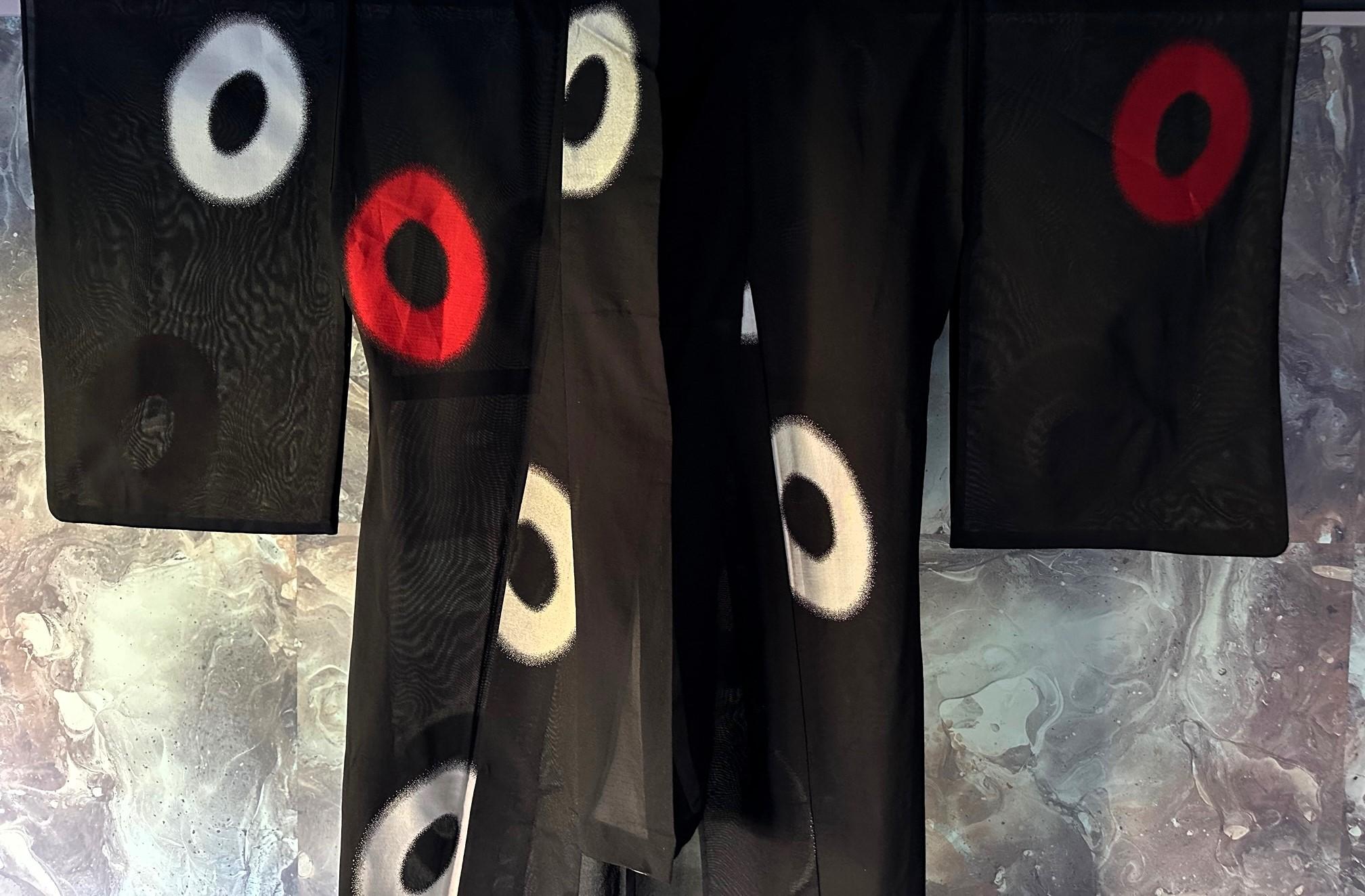 Ein japanischer formeller Kimono aus sehr feiner schwarzer Leinengaze, die mit einem modernen Kreismuster versehen ist. Das Kleidungsstück wurde von Hand genäht und auf ca. 1930-50 datiert. Die schwarze Gaze ist aus einem sehr feinen Material und