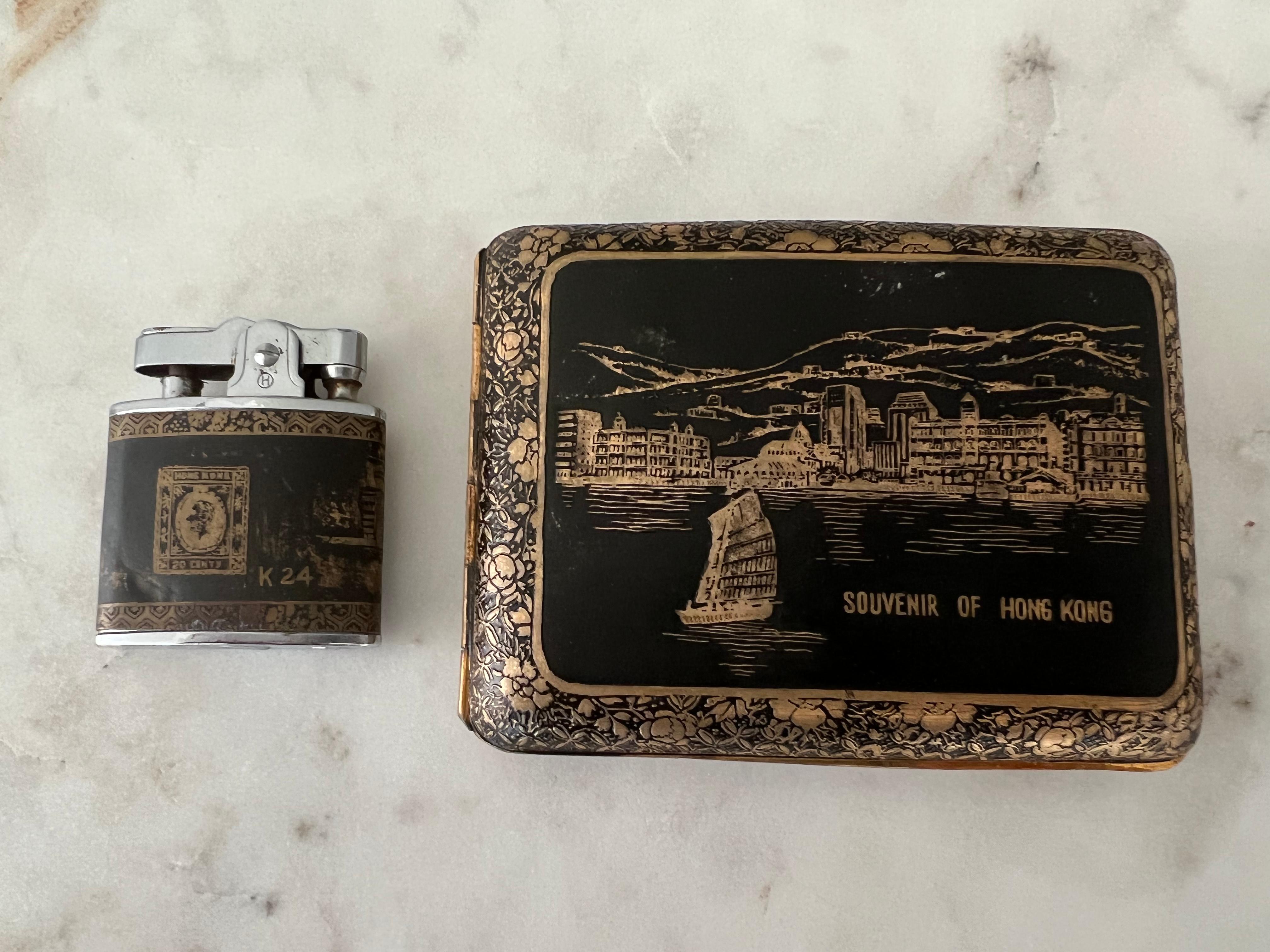 Art Déco Vintage Japanese Golden KOMAI SOUVENIR of HONG KONG Set portasigarette+accendino in vendita