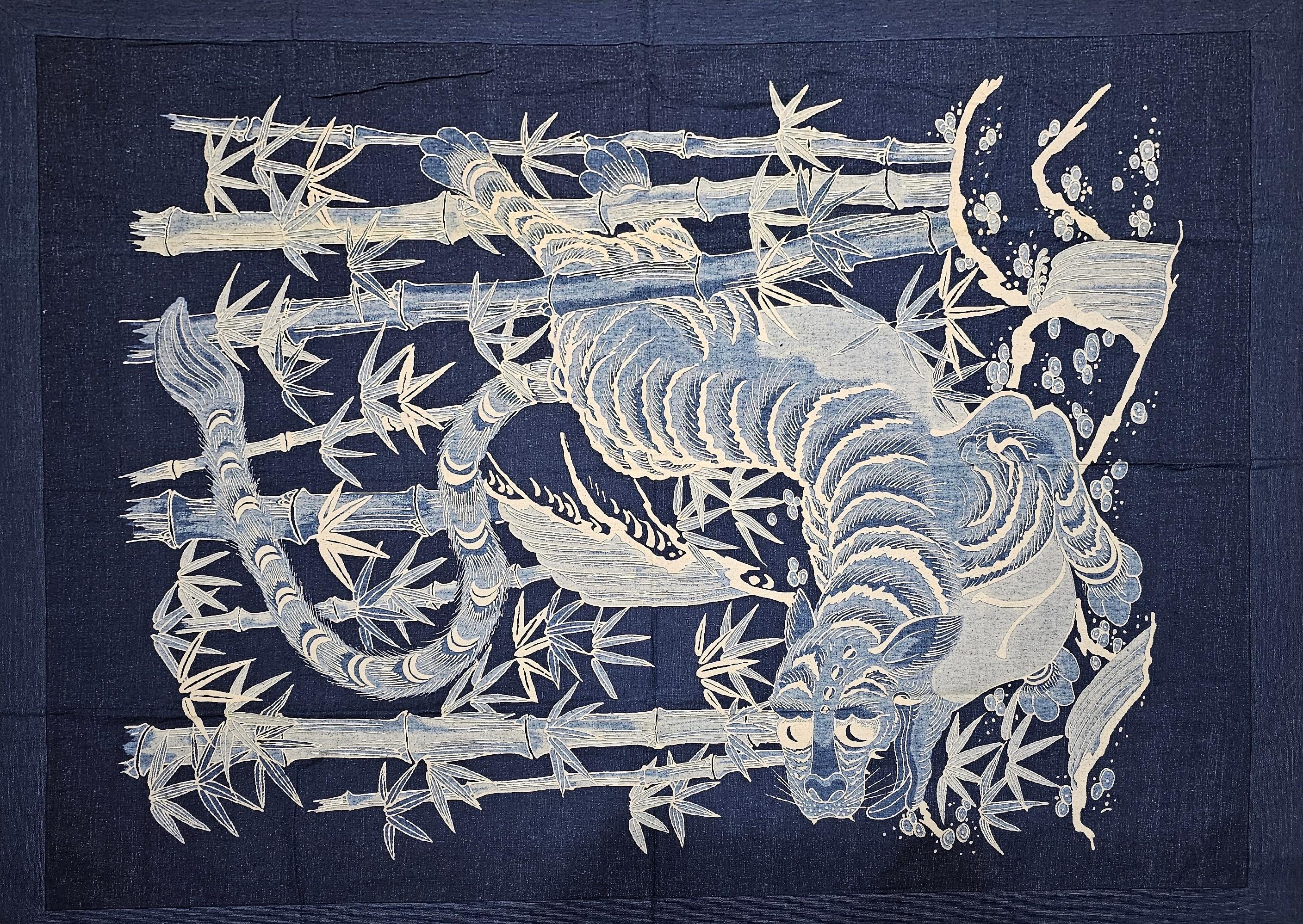 Textile indigo japonais vintage fait à la main, représentant un tigre dans une forêt de bambous.   Le tigre était considéré comme une créature protectrice : 