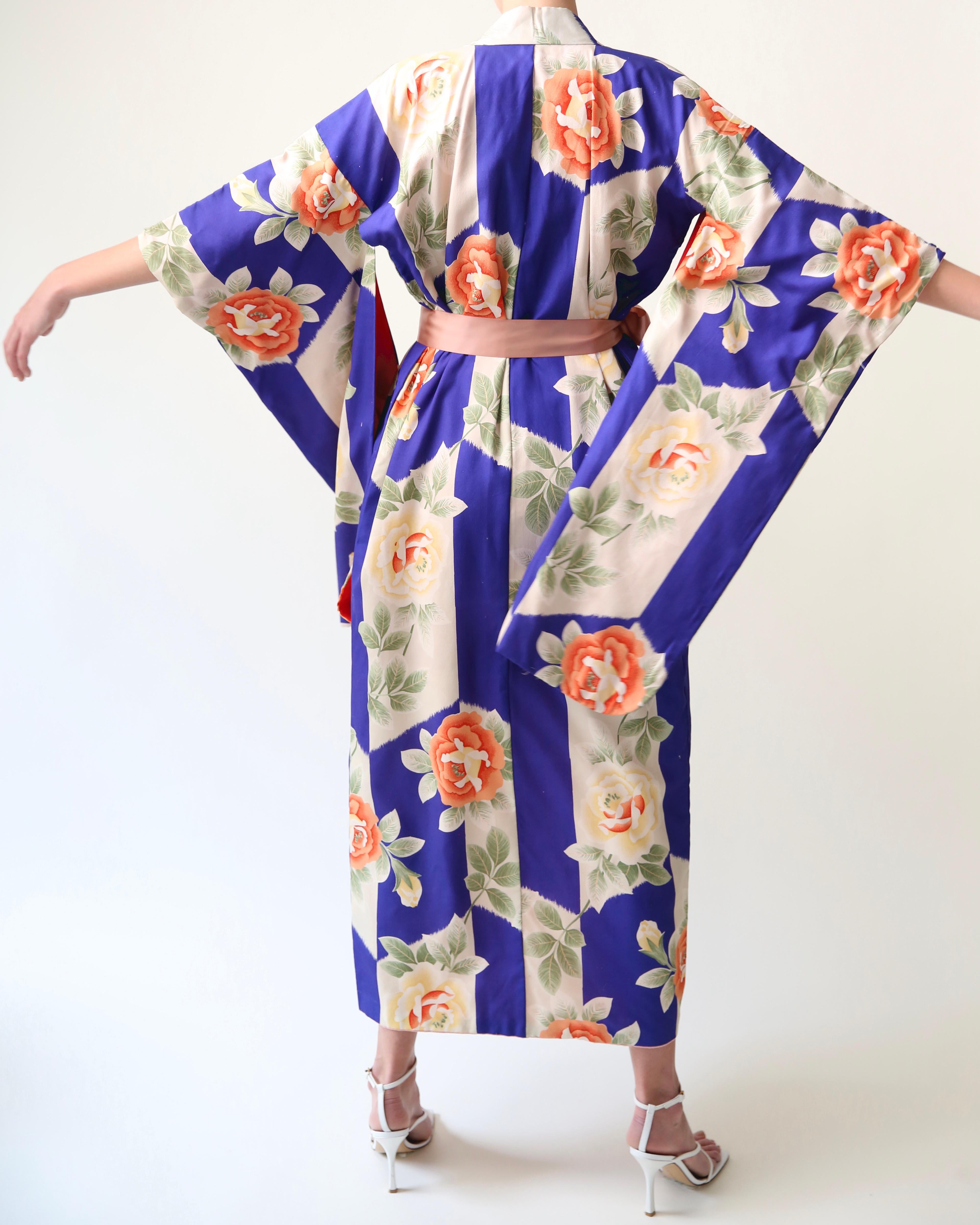 Vintage Japanese hand made blue floral rose silk over coat maxi robe gown kimono In Excellent Condition For Sale In Paris, FR