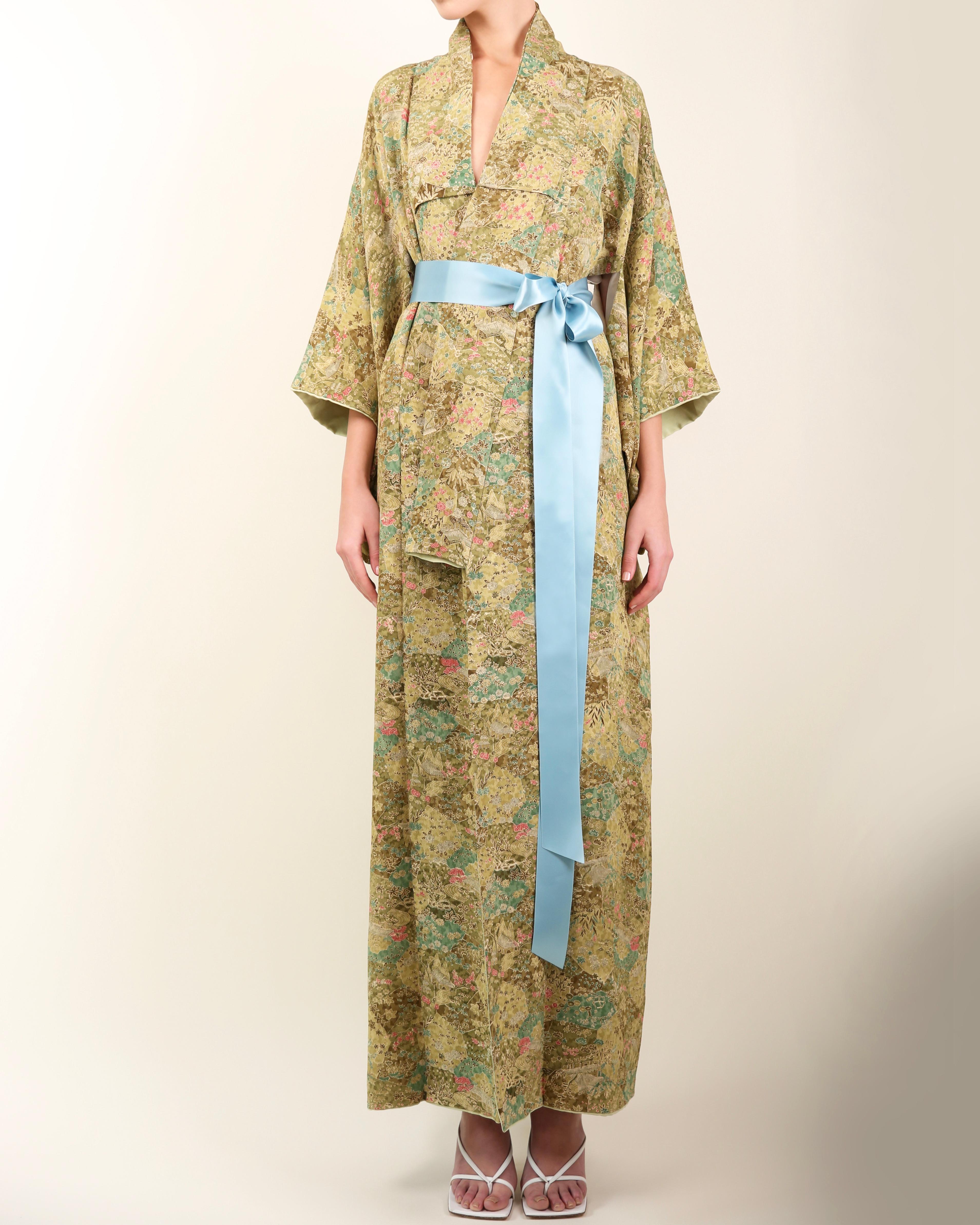 Japanischer Vintage-Kimono
Handgefertigt in Japan 
Bodenlänge
Unterschiedliche Grüntöne gemischt mit Hellgrau und Rosa
Floraler Druck im Gartenstil
Kommt mit einem hellblauen Seidenband, das Ihnen die Möglichkeit gibt, dies offen oder geschlossen zu