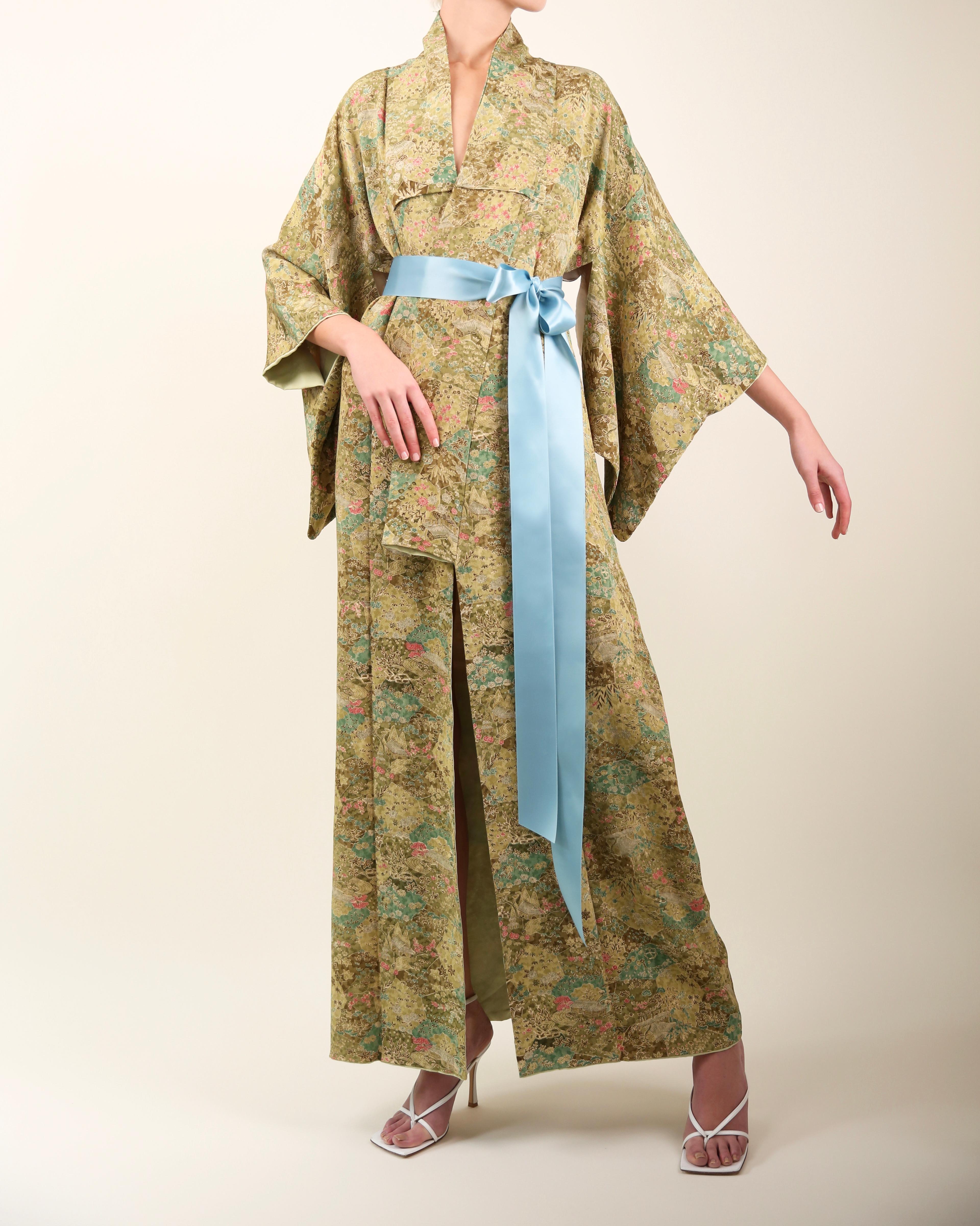 Marron Robe longue kimono vintage japonaise en soie à fleurs vertes sur manteau, fabriquée à la main en vente