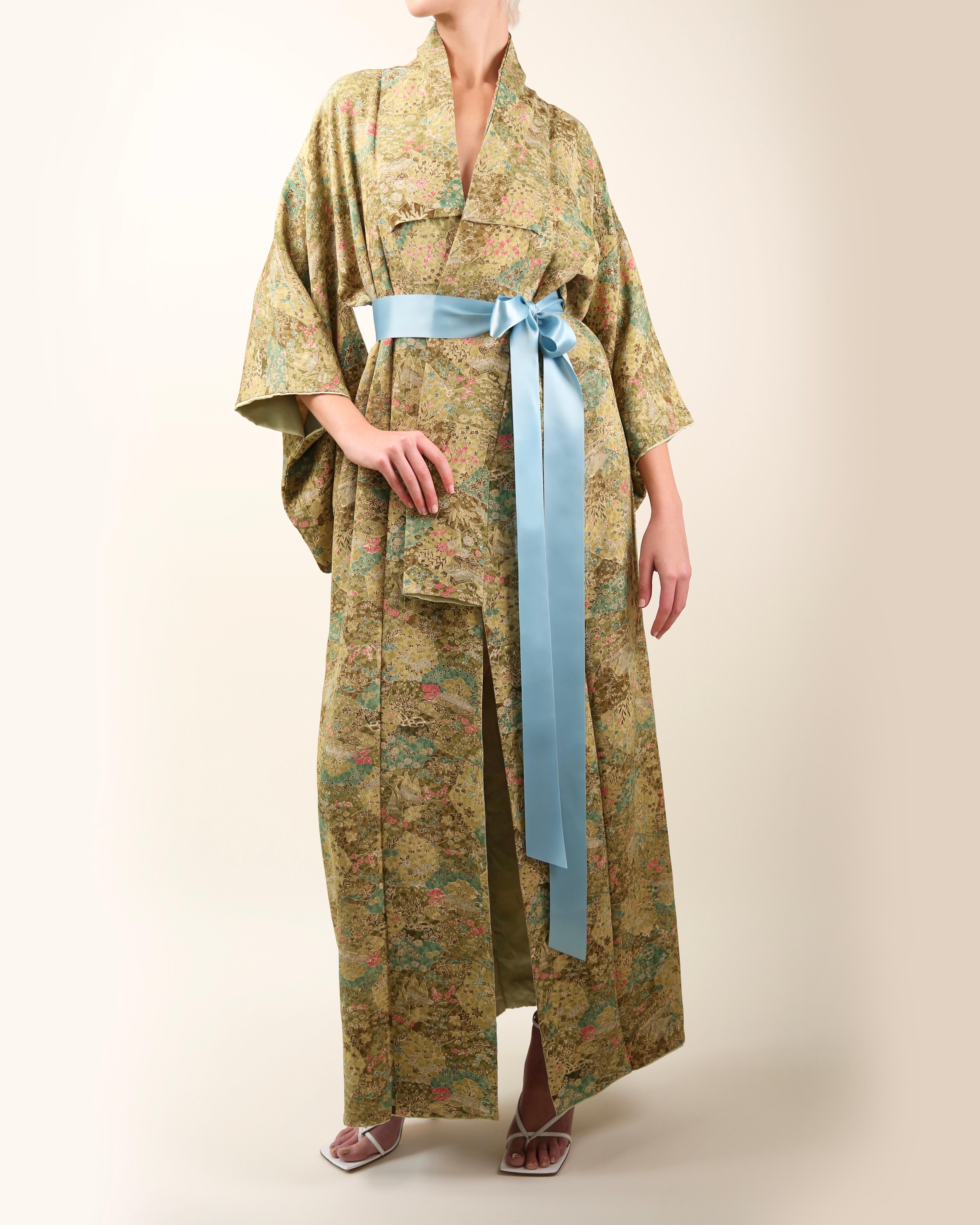 Japanisches handgefertigtes Maxikleid aus grüner geblümter Seide mit Übermantel kimono im Zustand „Relativ gut“ im Angebot in Paris, FR