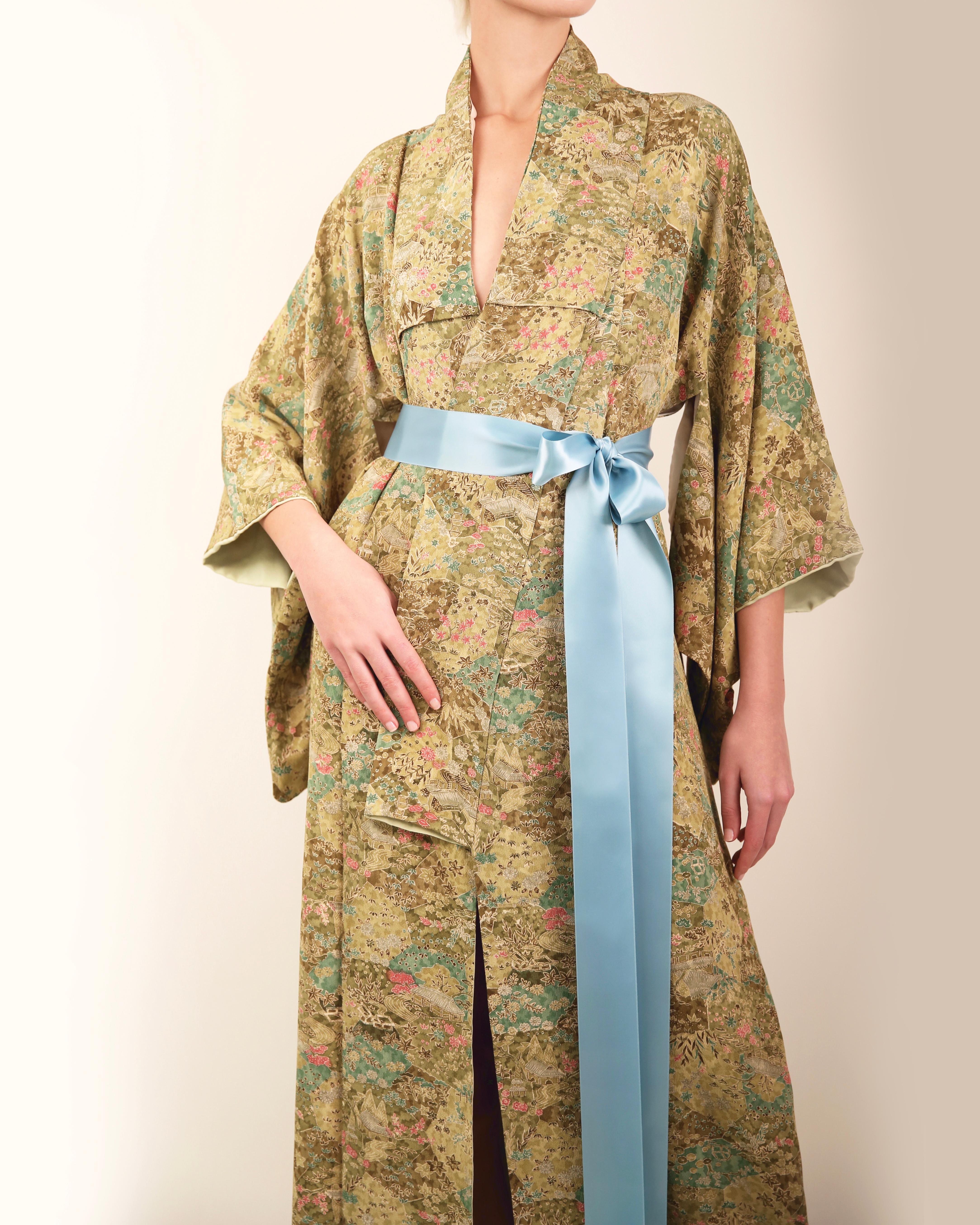 Japanisches handgefertigtes Maxikleid aus grüner geblümter Seide mit Übermantel kimono Damen im Angebot