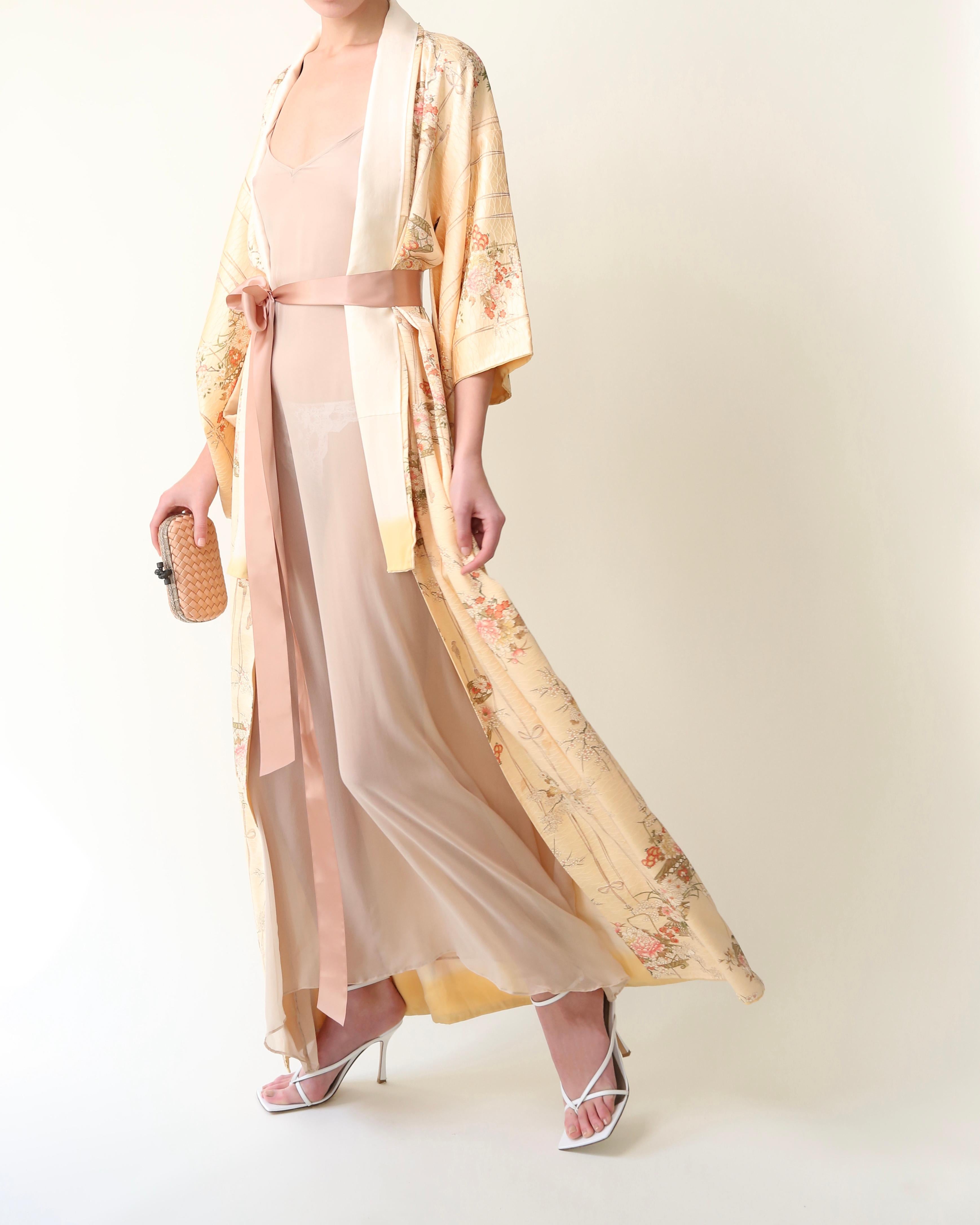 Vintage Japanese kimono in 100% silk 
Handmade in Japan 
Floor length
Pale peach with coloured print
Comes with a blush pink silk ribbon that gives you the option to wear this open or closed 

FREE SHIPPING WORLDWIDE!!!

Composition:
100% Silk