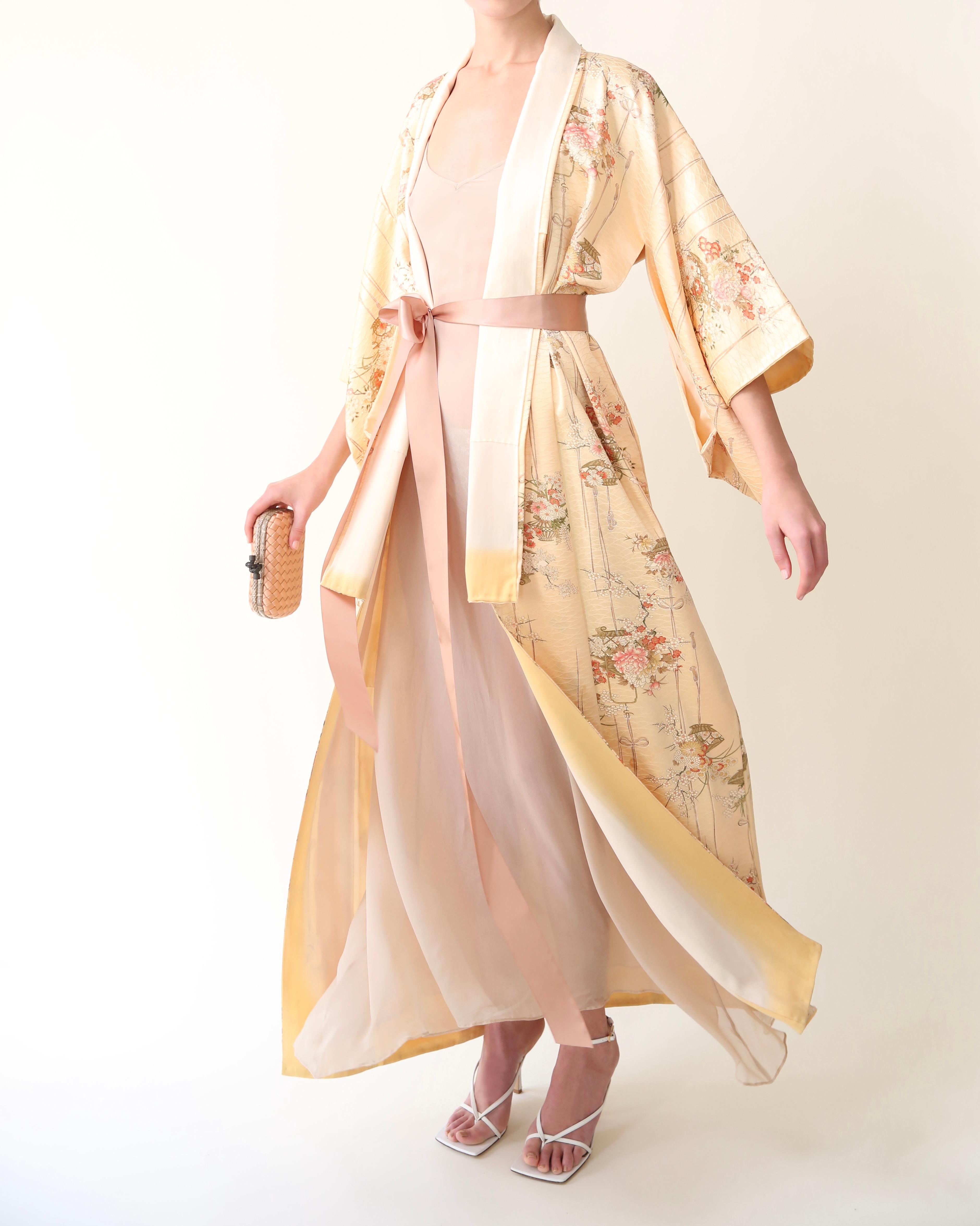 Vintage Japanisch Hand Made Pfirsich floral Seide über Mantel maxi Robe Kleid Kimono (Beige) im Angebot