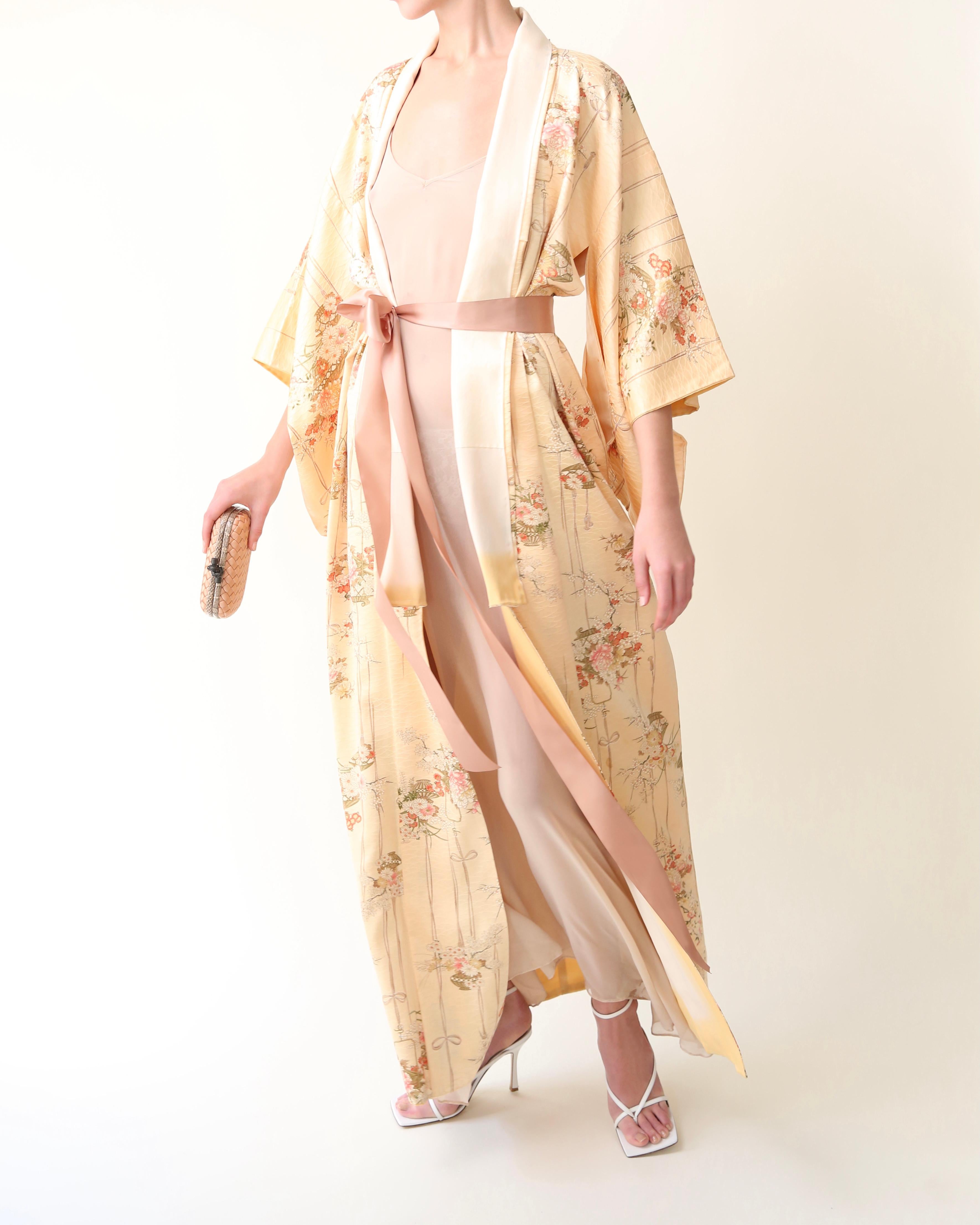 Vintage Japonais fait à la main pêche fleuri soie sur manteau robe maxi kimono Bon état - En vente à Paris, FR