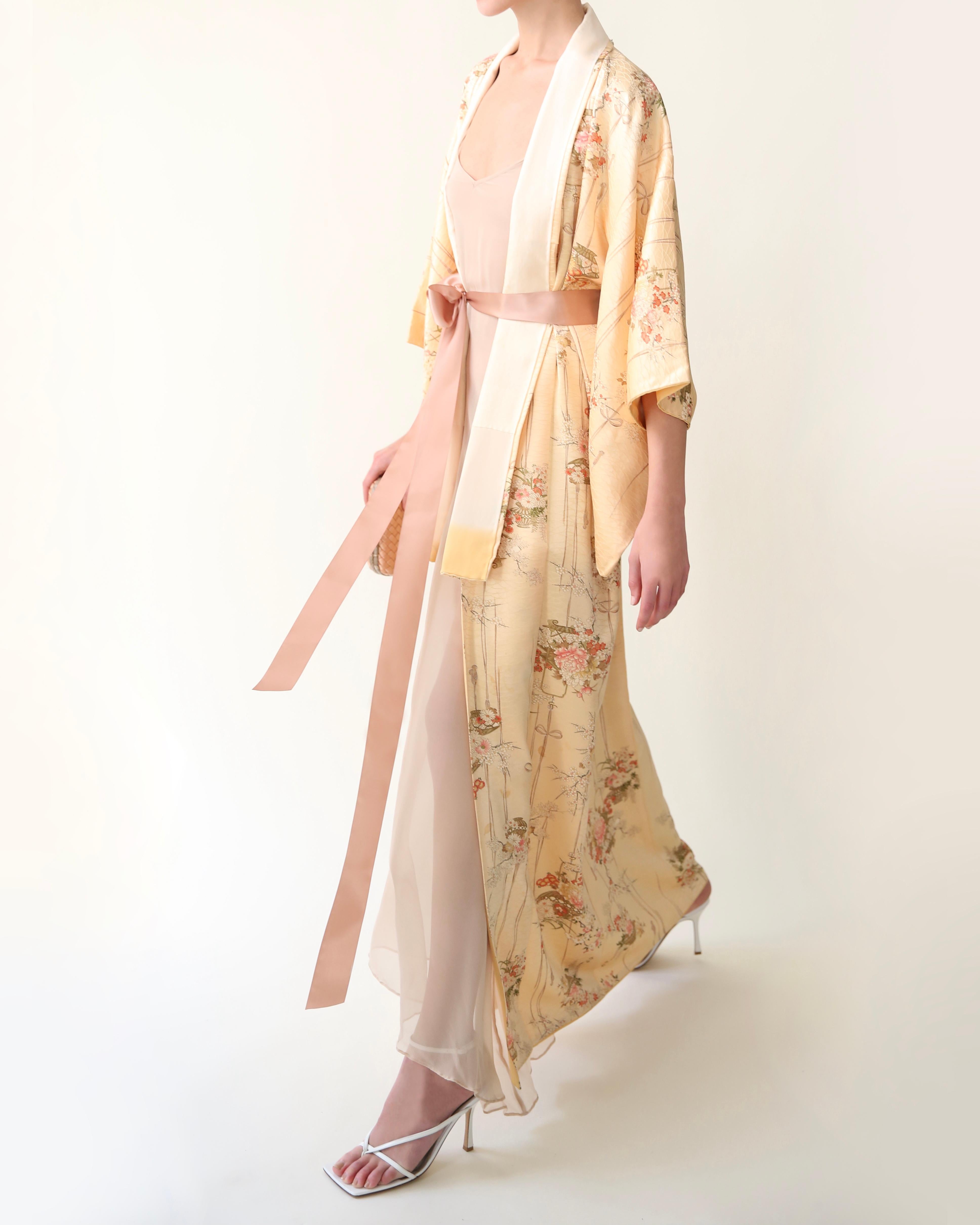 Vintage Japonais fait à la main pêche fleuri soie sur manteau robe maxi kimono Pour femmes en vente