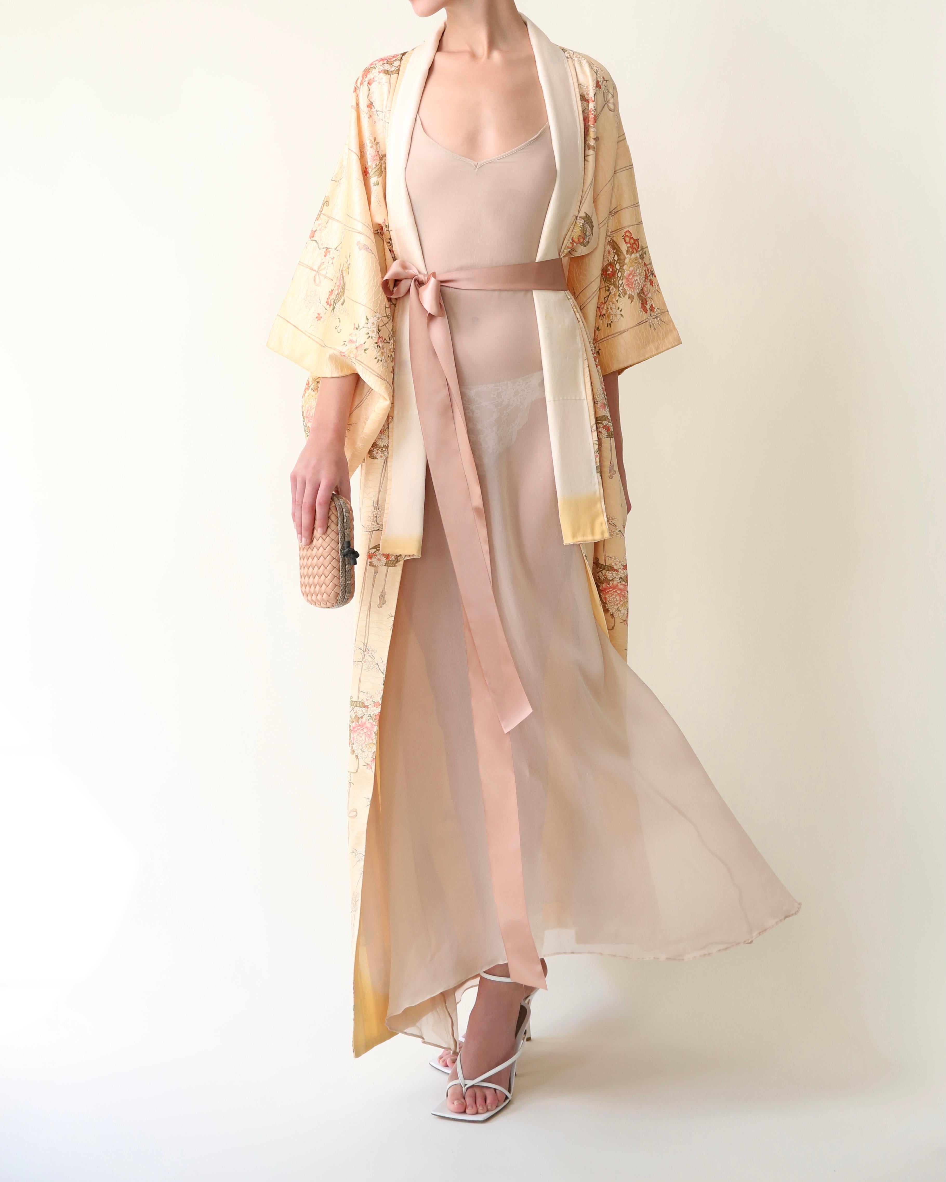 Kimono vintage japonés hecho a mano con seda floral melocotón sobre bata maxi en venta 1