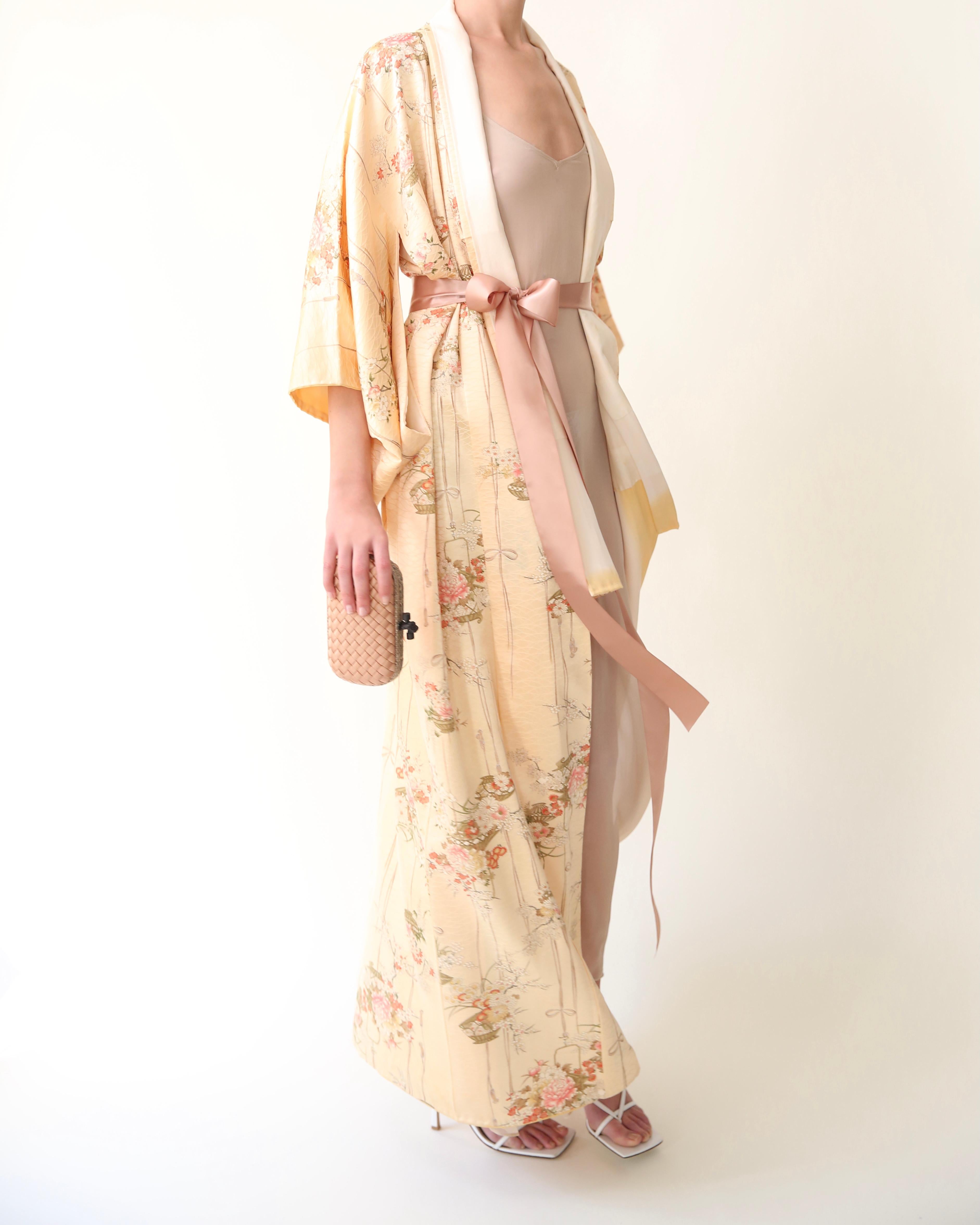 Vintage Japanese hand made peach floral silk over coat maxi robe gown kimono In Good Condition For Sale In Paris, FR
