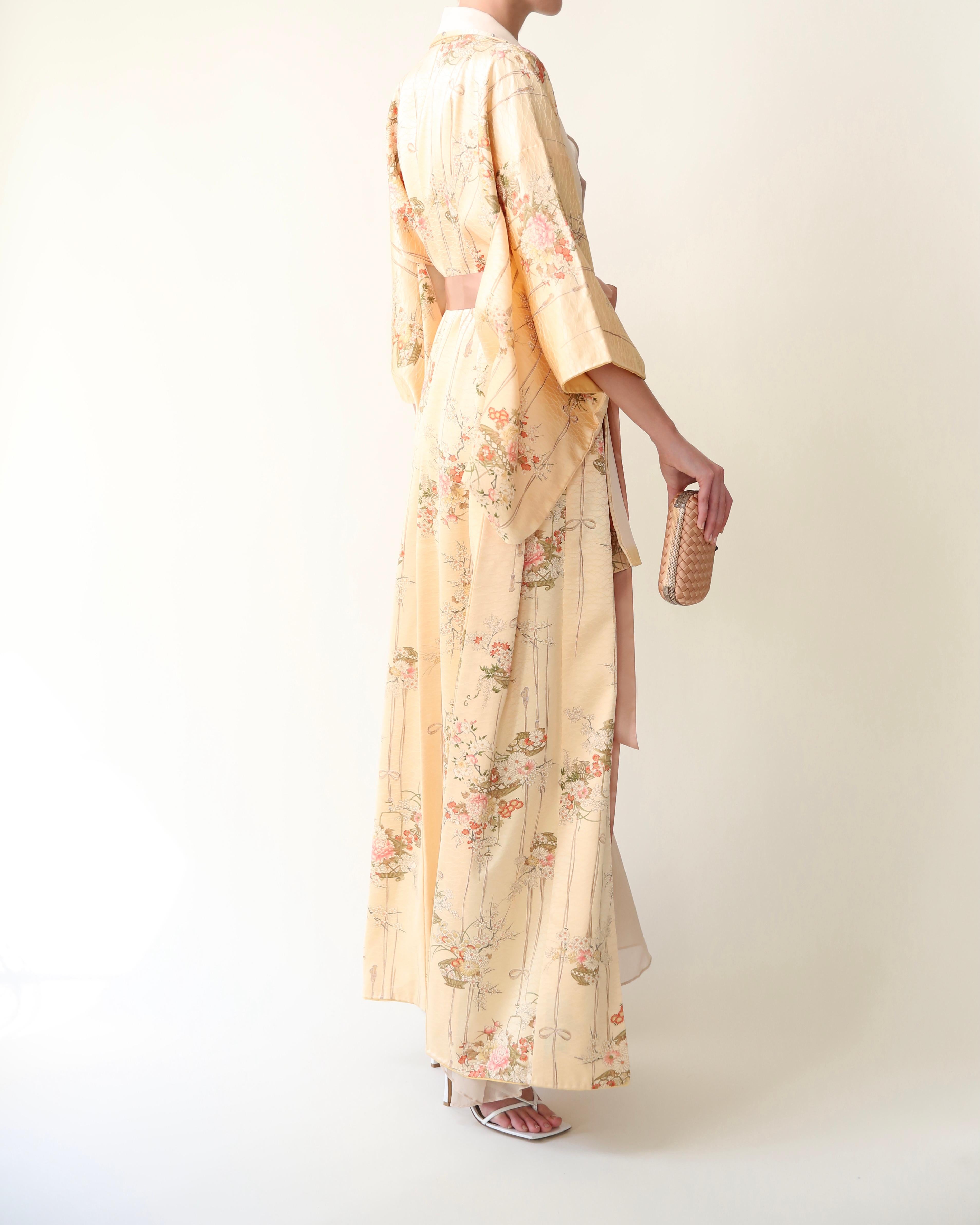 Kimono vintage japonés hecho a mano con seda floral melocotón sobre bata maxi en venta 3