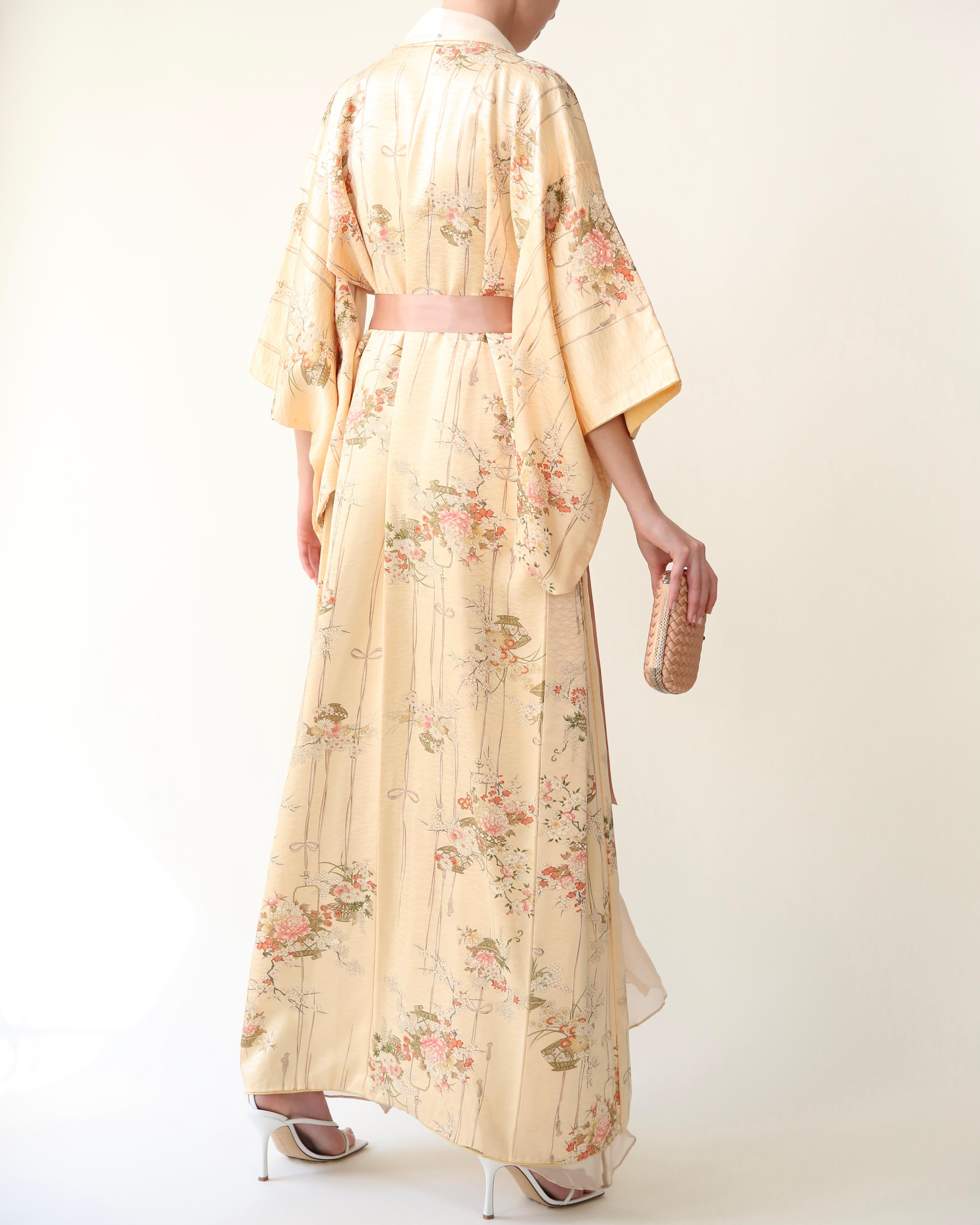 Kimono vintage japonés hecho a mano con seda floral melocotón sobre bata maxi en venta 4