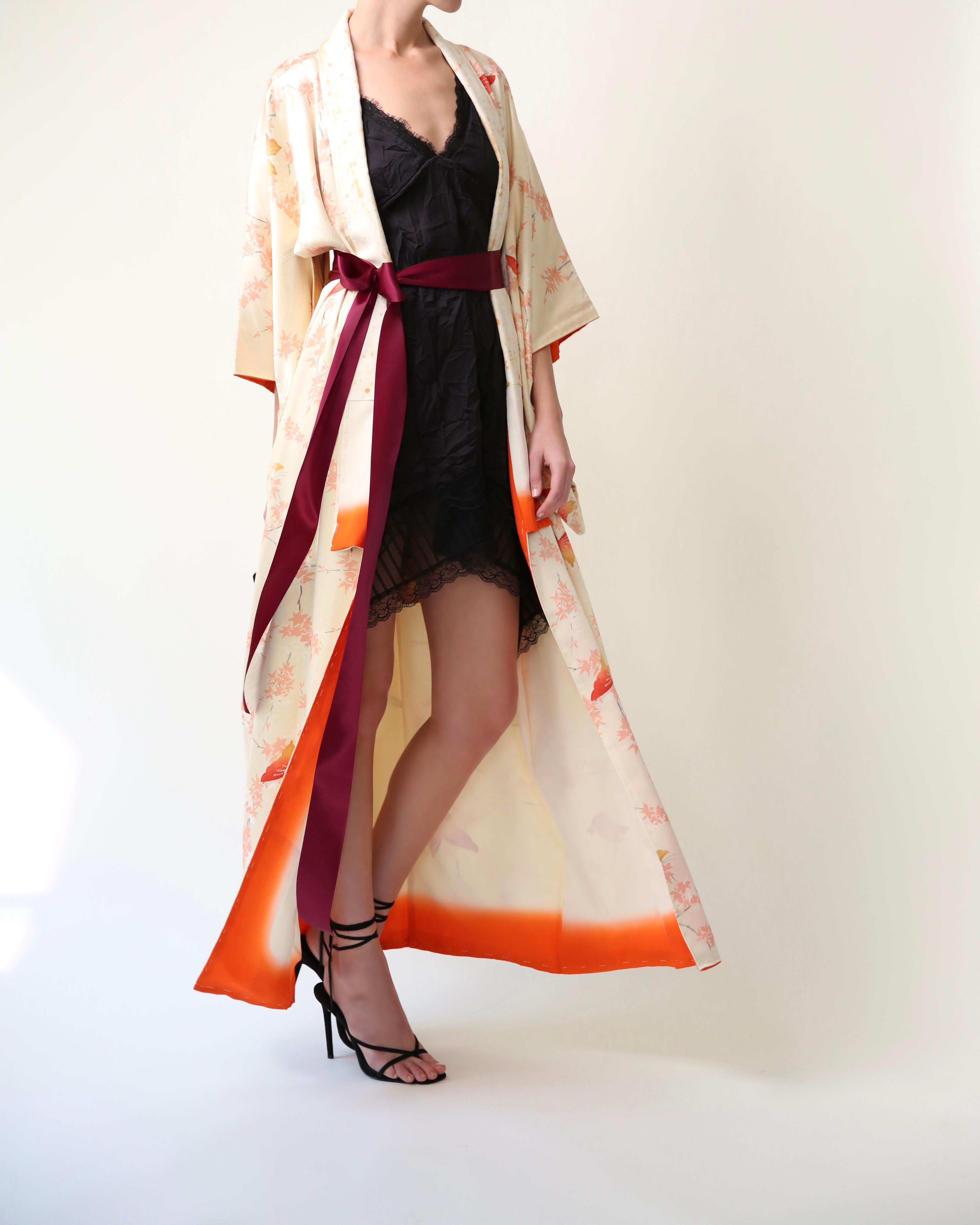 Beige Vintage Japonais soie papillon imprimé floral robe manteau maxi kimono en vente