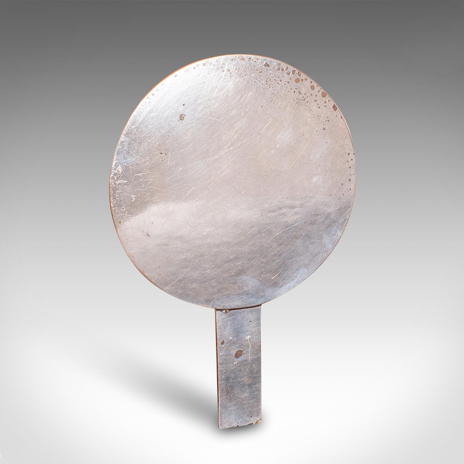 Si tratta di un superbo specchio a mano d'epoca Art Deco, che mostra una raffinata maestria giapponese ed eleganti dettagli in rilievo, risalente all'inizio del XX secolo, circa 1930. Questo specchio Kagami vintage in bronzo lucido e galvanizzato