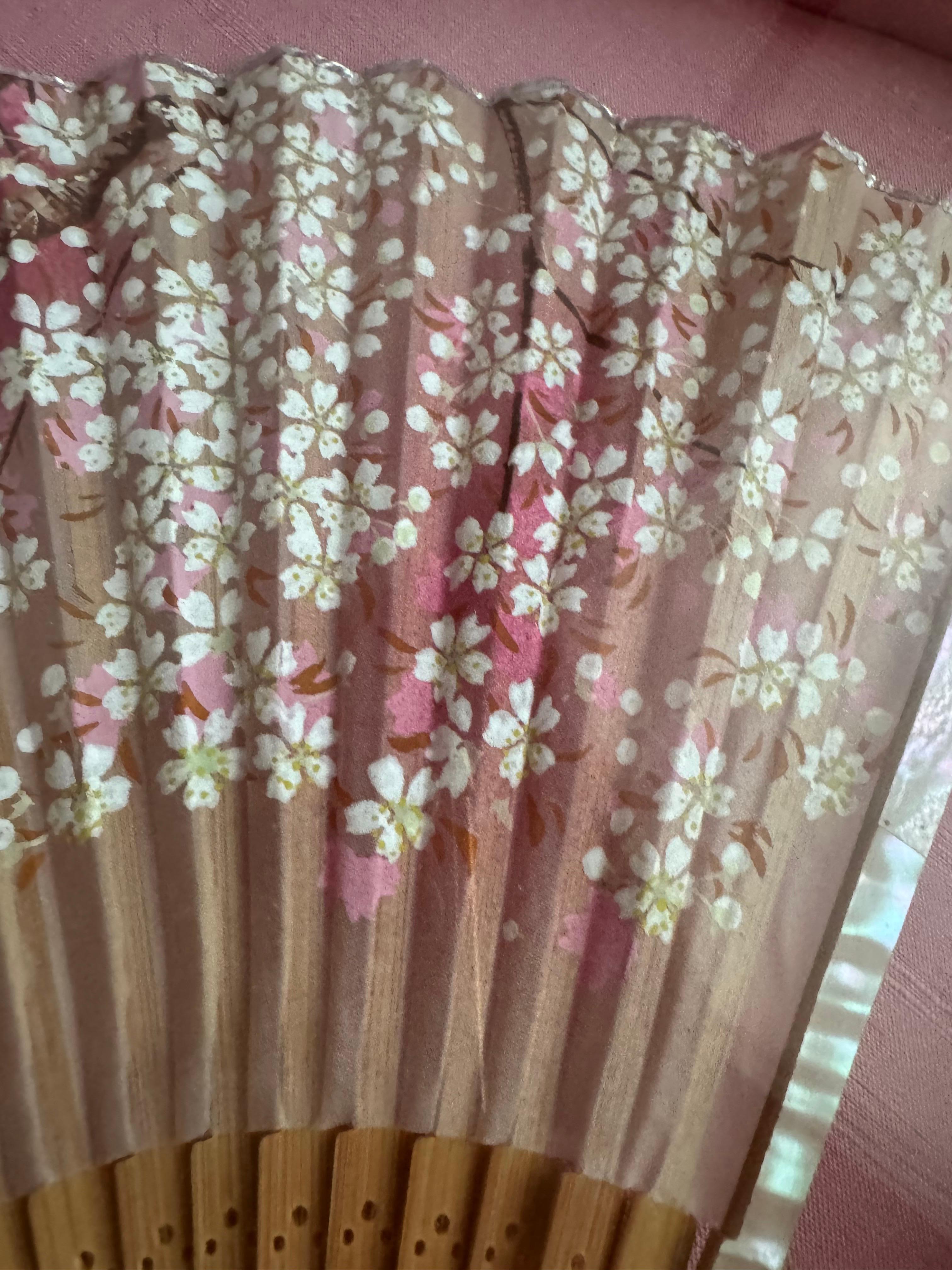 Japanischer handbemalter Vintage-Blumenfächer aus Kirschbaumholz in Gold mit Schattenbox-Rahmen, Vintage     im Angebot 3