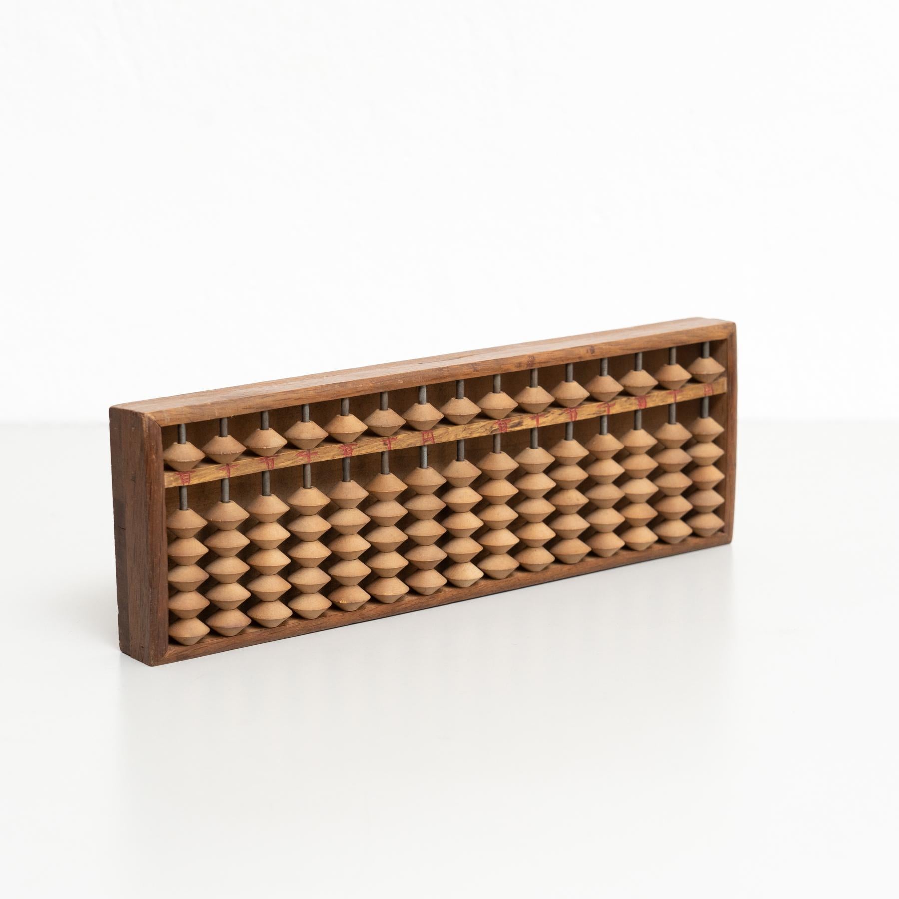 Este exquisito ábaco japonés hecho a mano, fabricado hacia 1940, es una asombrosa representación de la artesanía tradicional de principios del siglo XX. Conocido como 