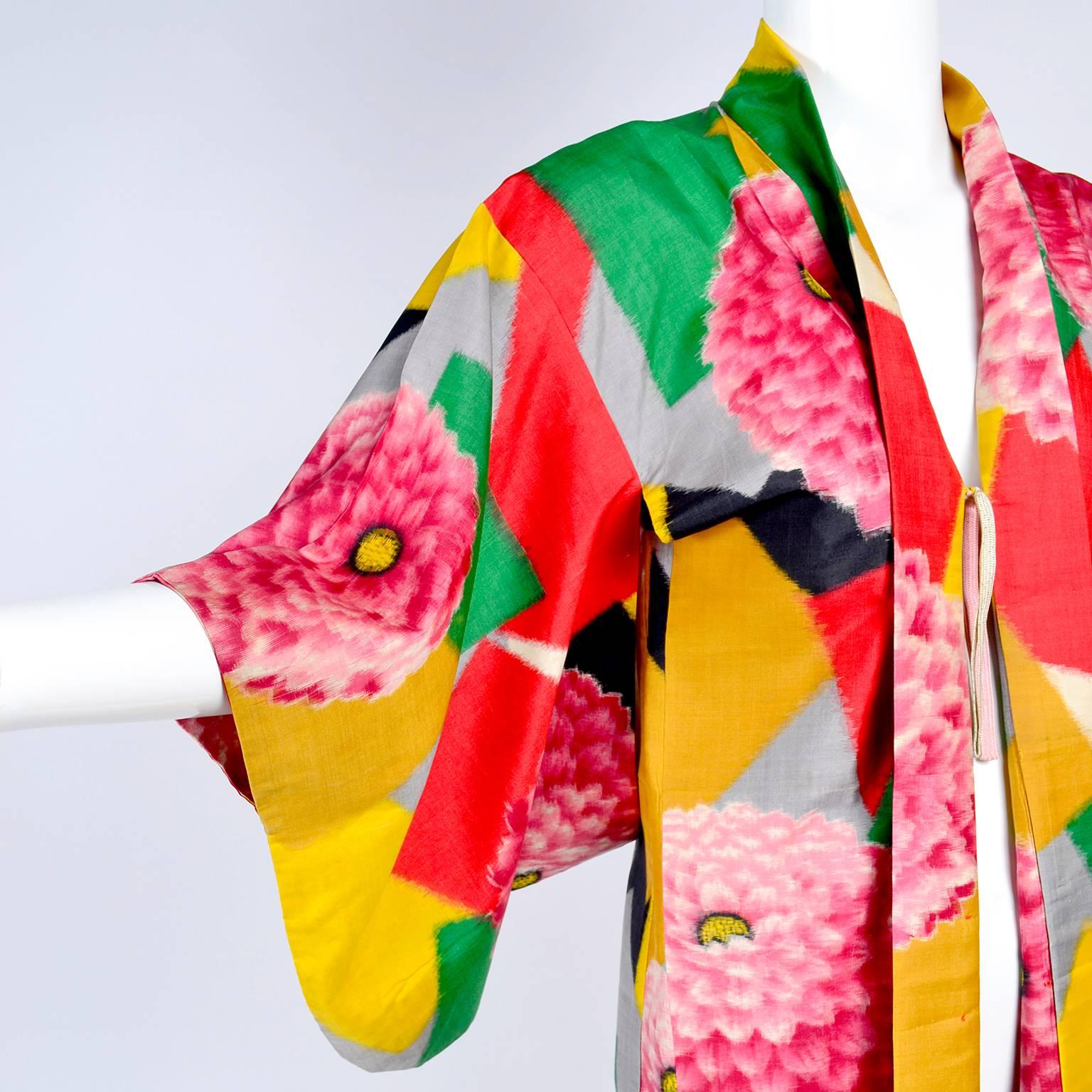 Japanese Vintage Haori Silk Kimono Jacket in Bold Zinnia and Geometric Print  In Excellent Condition In Portland, OR