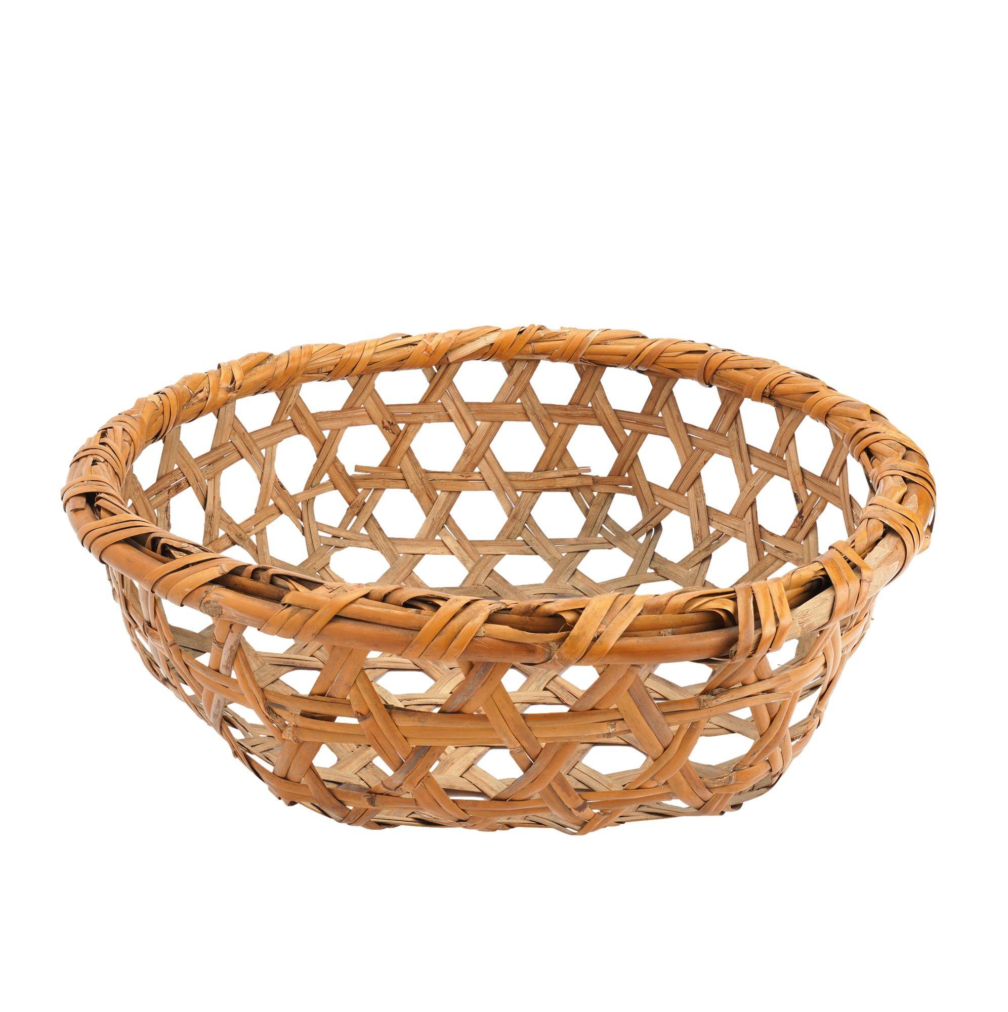 Panier de marché vintage en bambou fendu à tresse hexagonale. Le bambou fendu est encadré par une canne de bambou de forme circulaire reliée au tressage du panier par du bambou fendu.

Japon, 20e siècle.