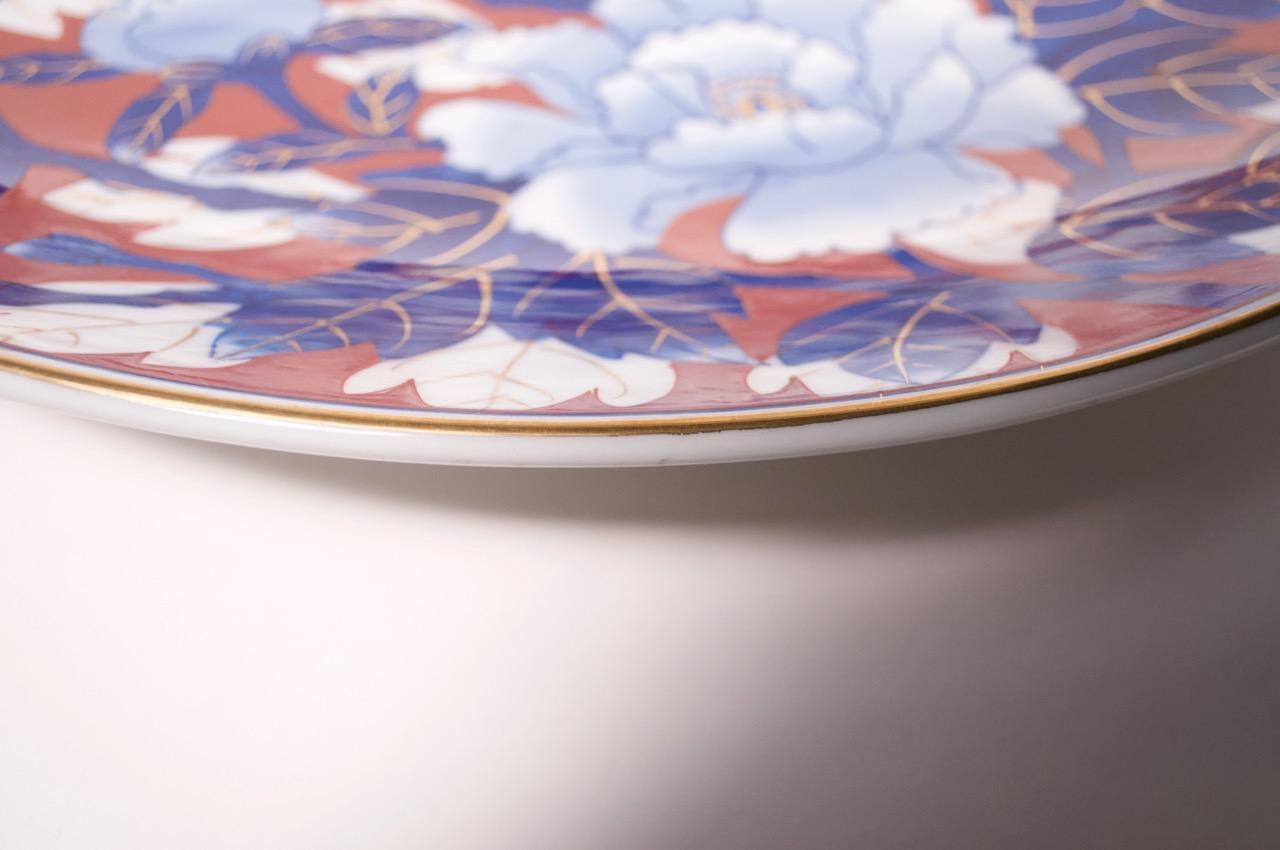 Vintage Japanese Imari Porcelain Floral Charger In Good Condition In Brooklyn, NY