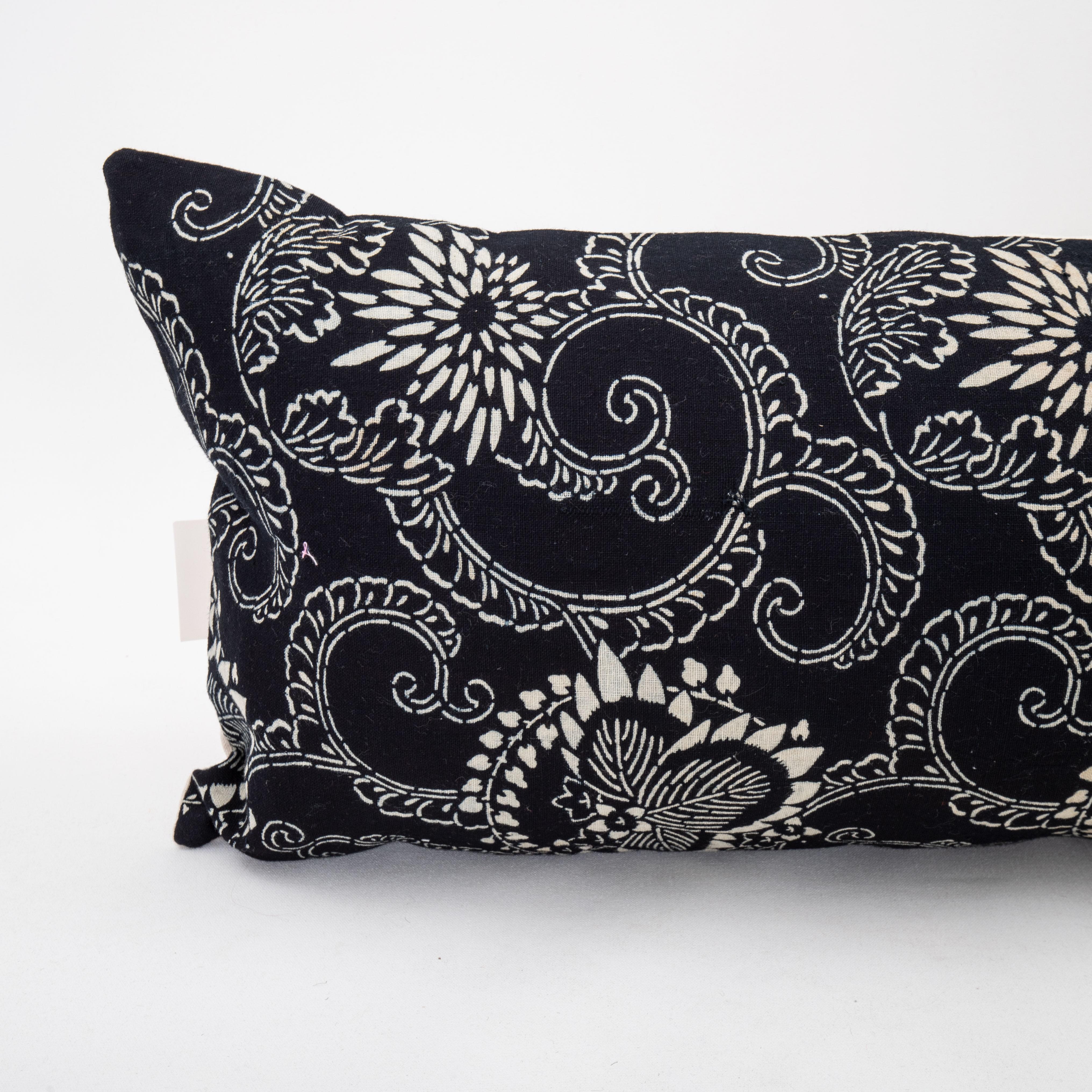 Vintage Japanese Indigo Batik Lumbar Pillow Case In Good Condition For Sale In Istanbul, TR