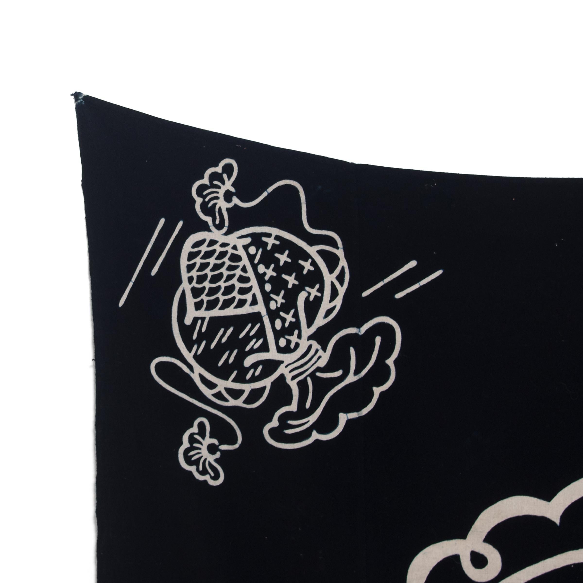 Dieses alte japanische Textil aus der Mitte des 20. Jahrhunderts ist ein volkstümliches Beispiel für einen traditionellen schablonengefärbten Stoff, der als Katazome bekannt ist. Das mit einem dunklen Indigo-Blau gefärbte Baumwolltextil hat ein