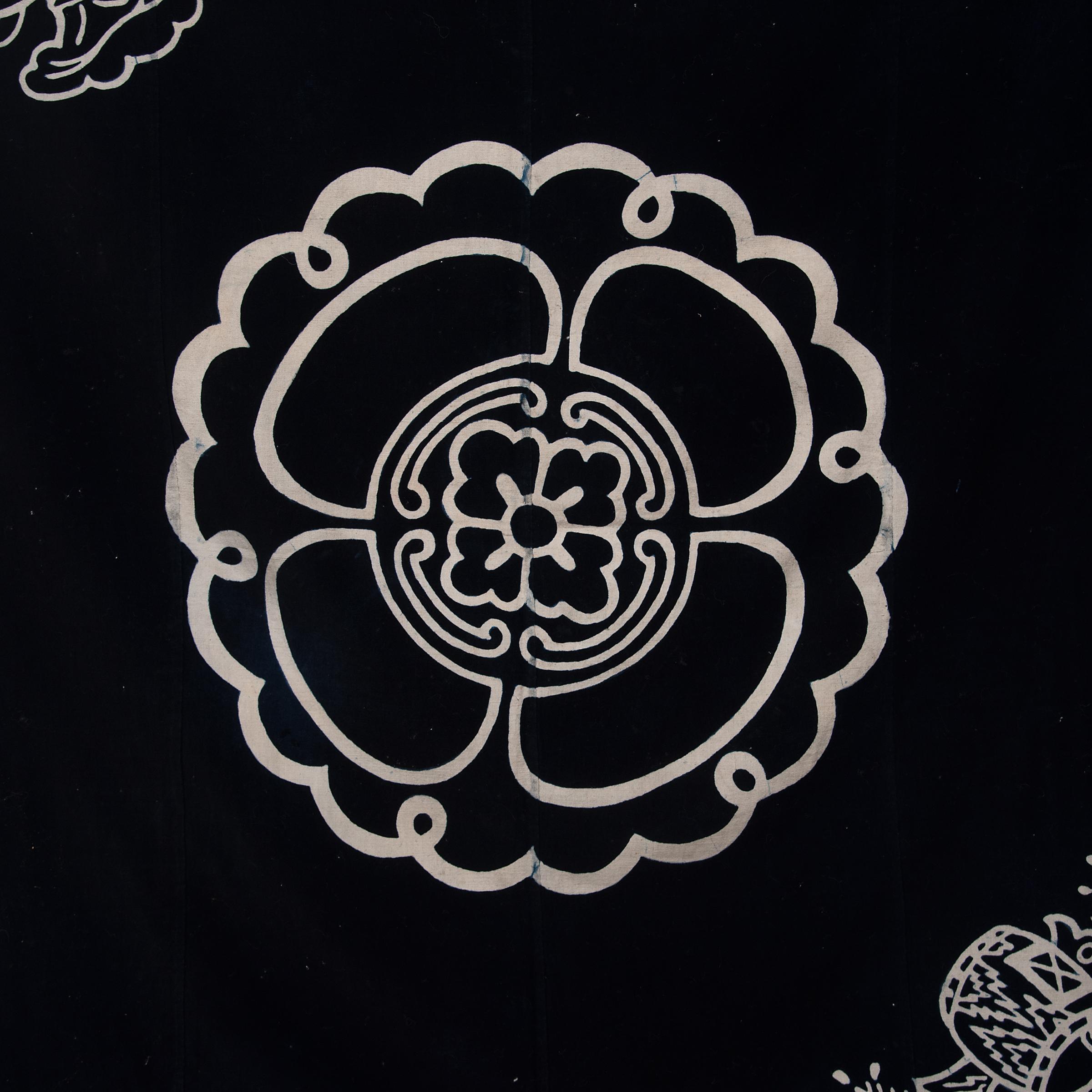 Japanisches Indigofarbenes Volks Kamon-Textil (Gefärbt) im Angebot