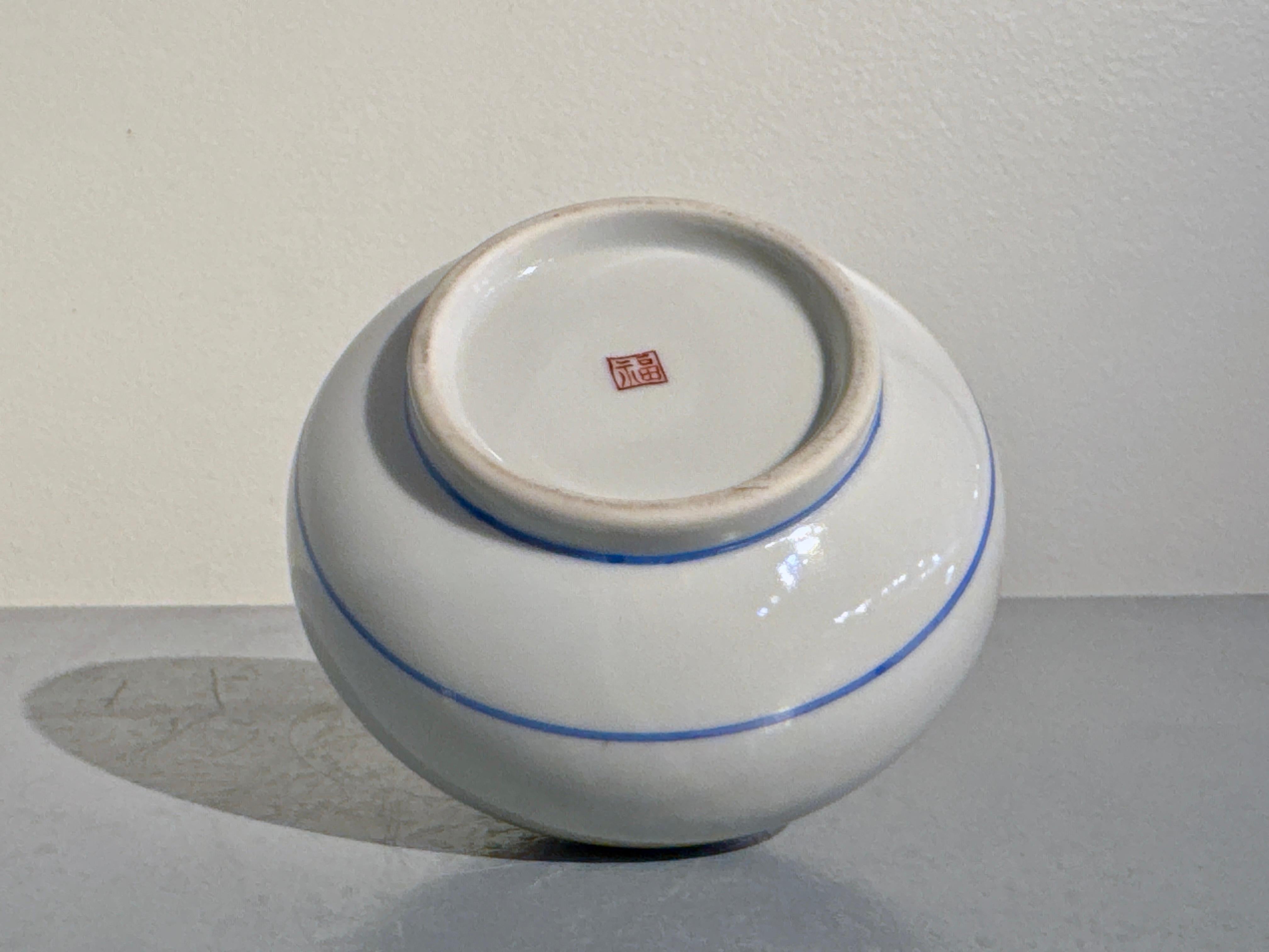 Jarre à huile japonaise vintage en porcelaine de style Kakiemon, époque Showa, circa 1960's en vente 3